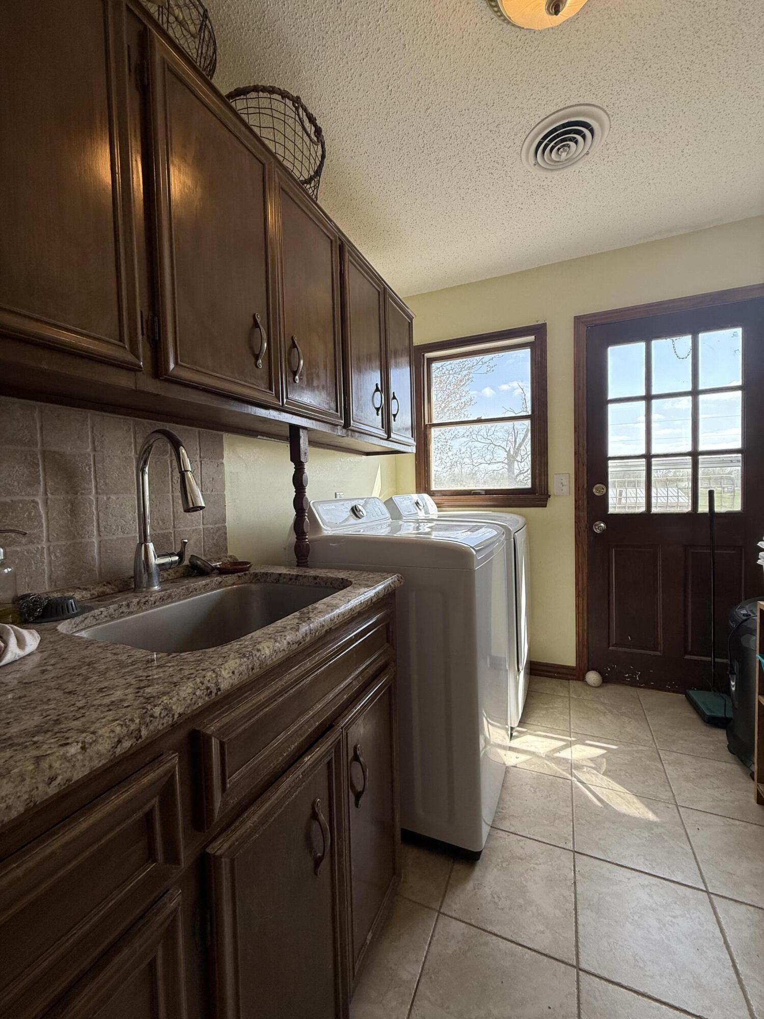 688 Division Street Property Photo 25