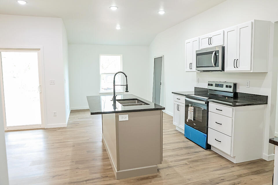 1048 South Overhill Property Photo 3
