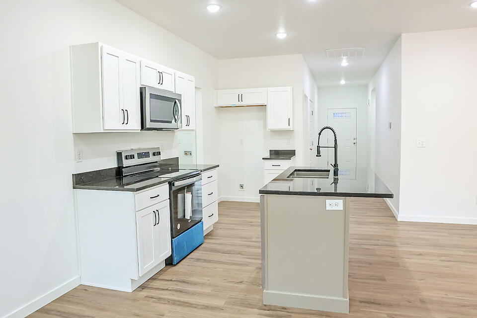 1048 South Overhill Property Photo 4
