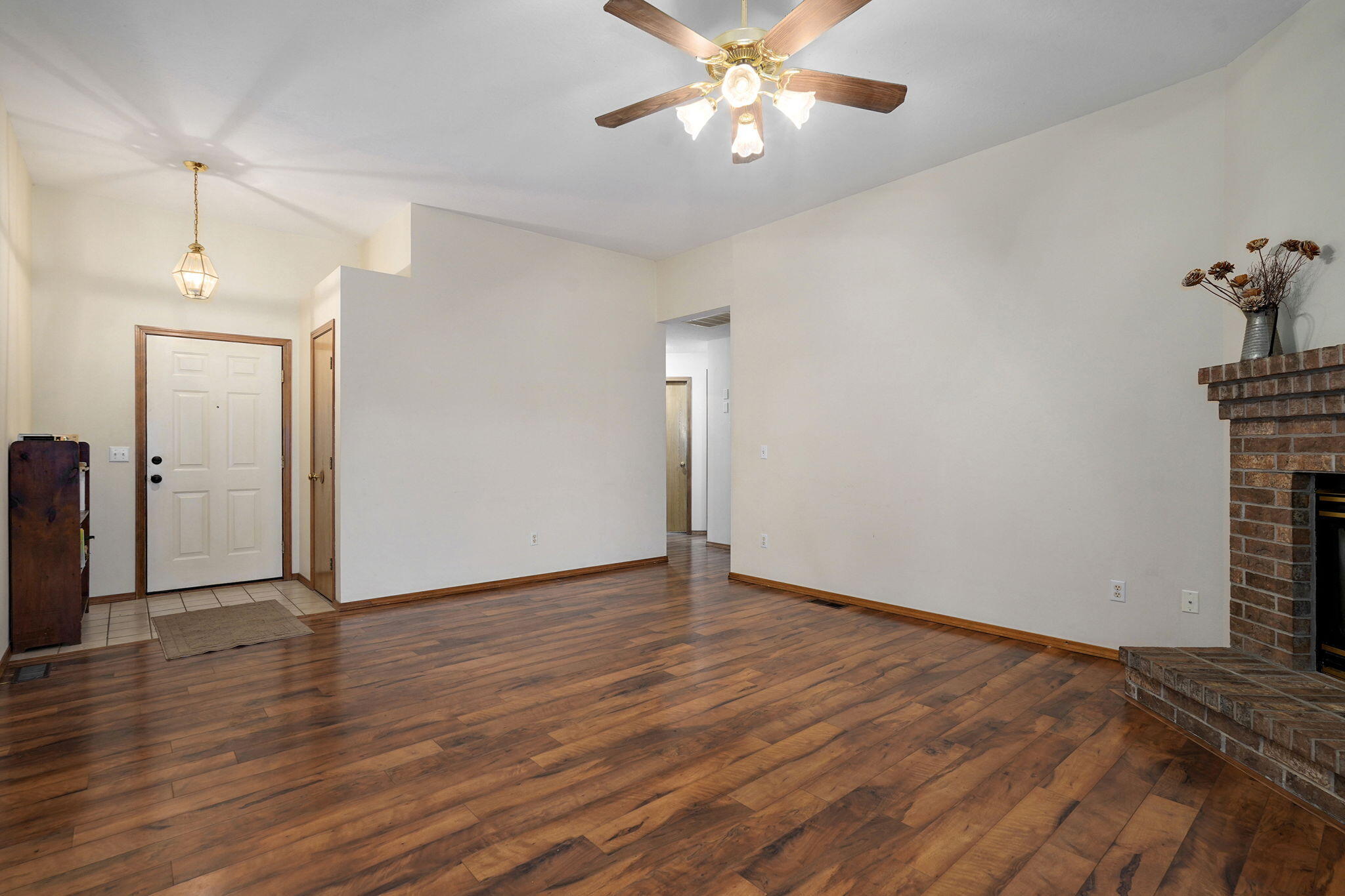 302 West Warren Avenue Property Photo 8