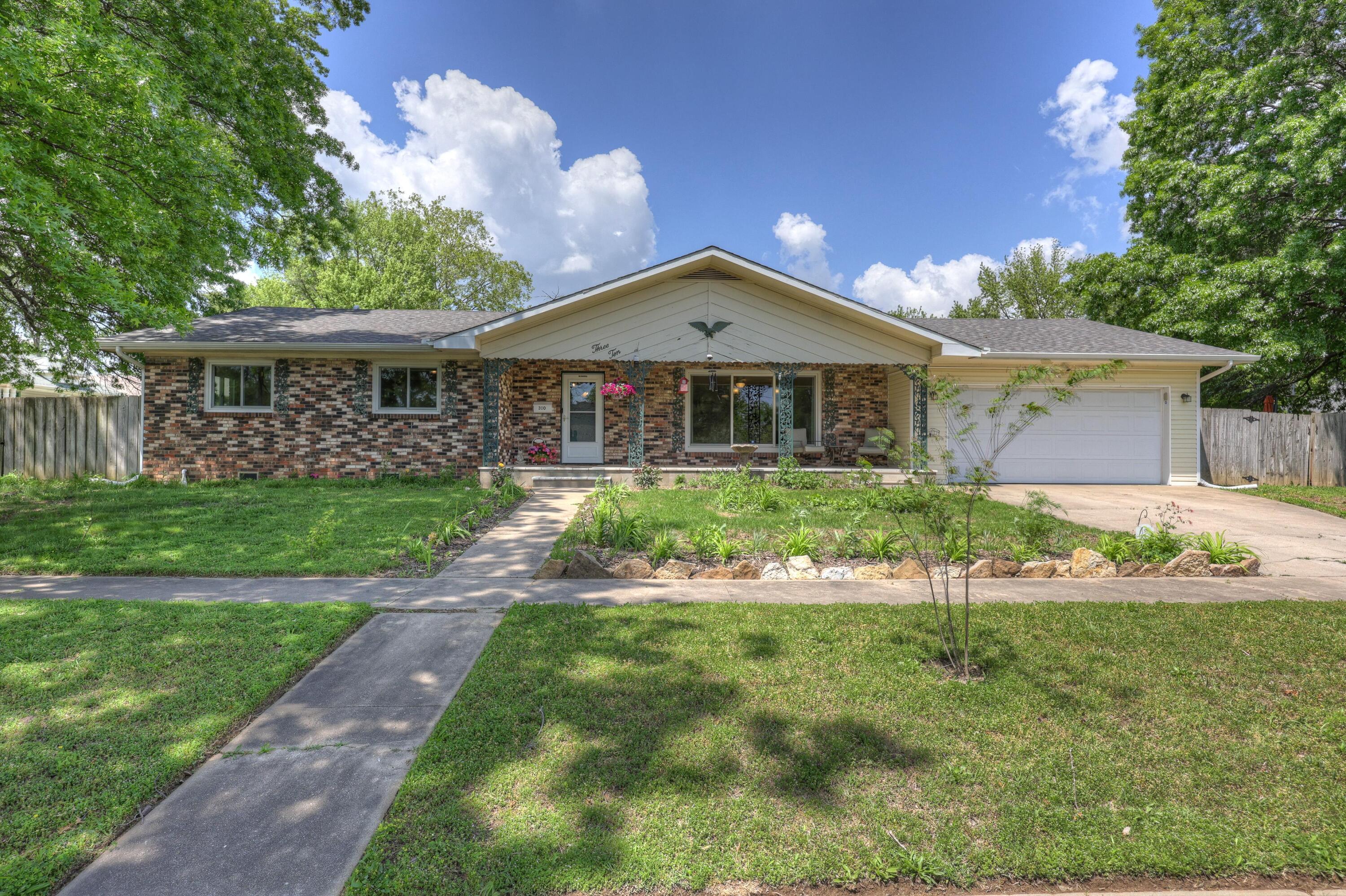 310 West Wishart Drive Property Photo 2