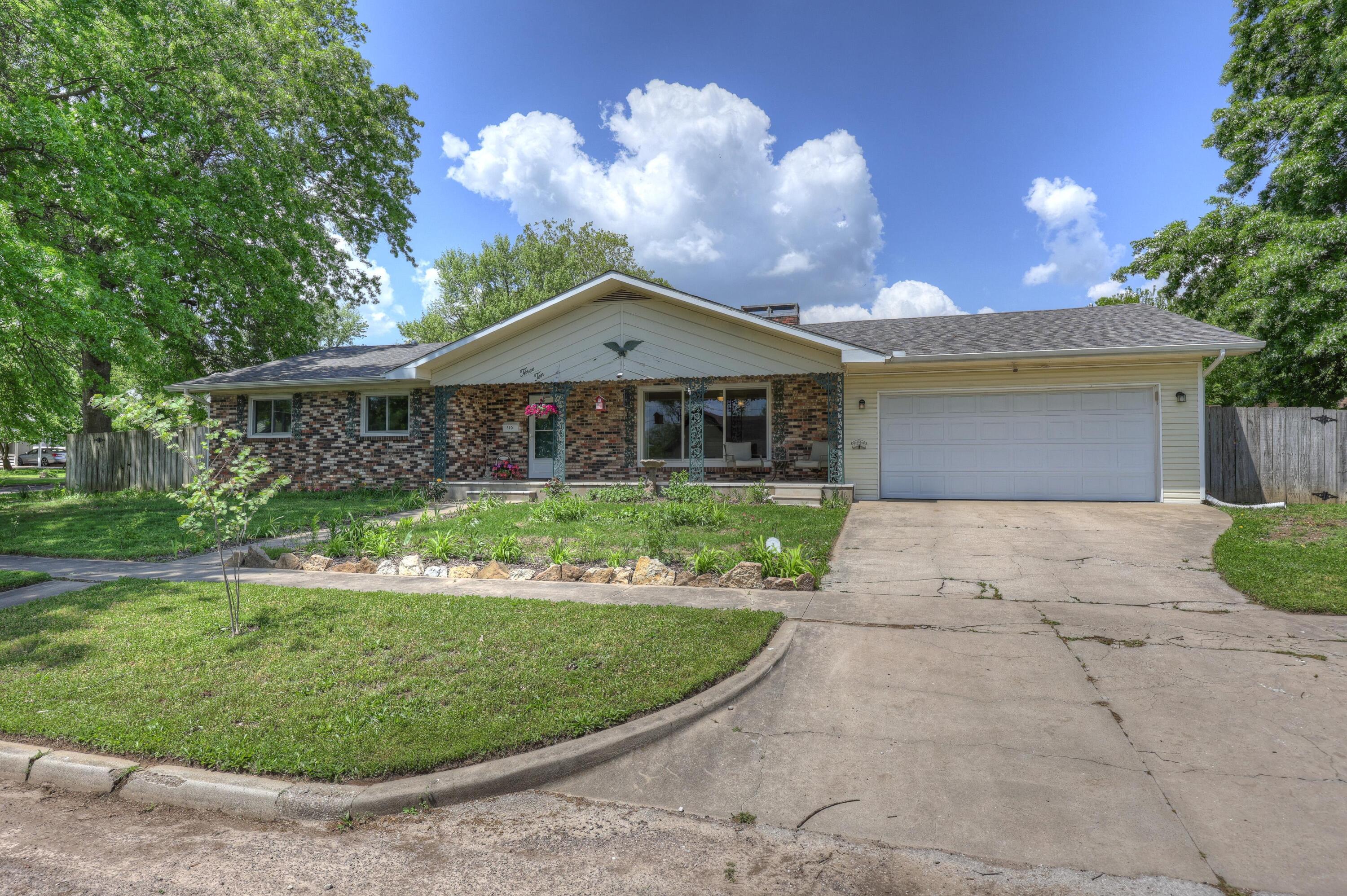 310 West Wishart Drive Property Photo 3