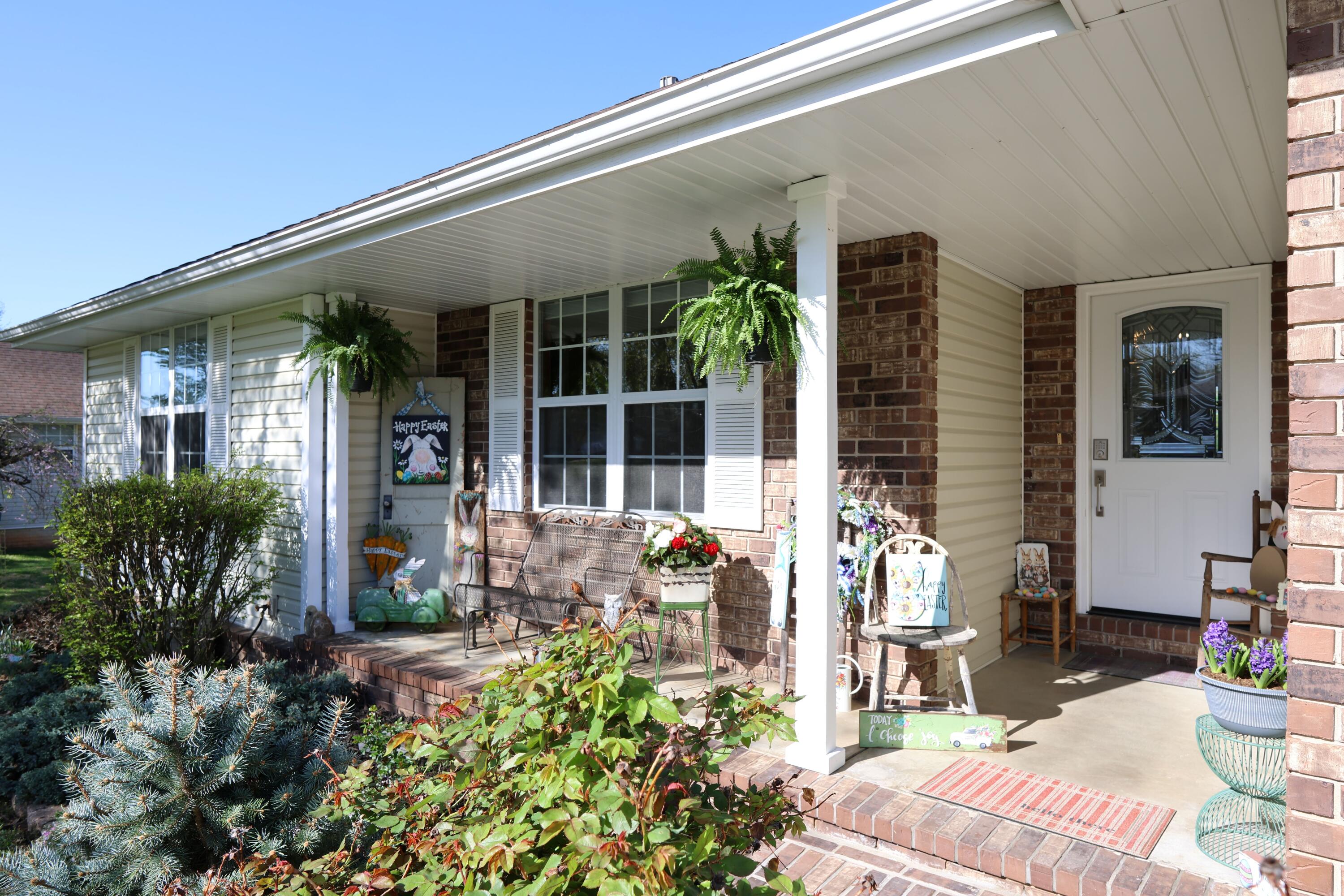 499 South Cully Avenue Property Photo 3