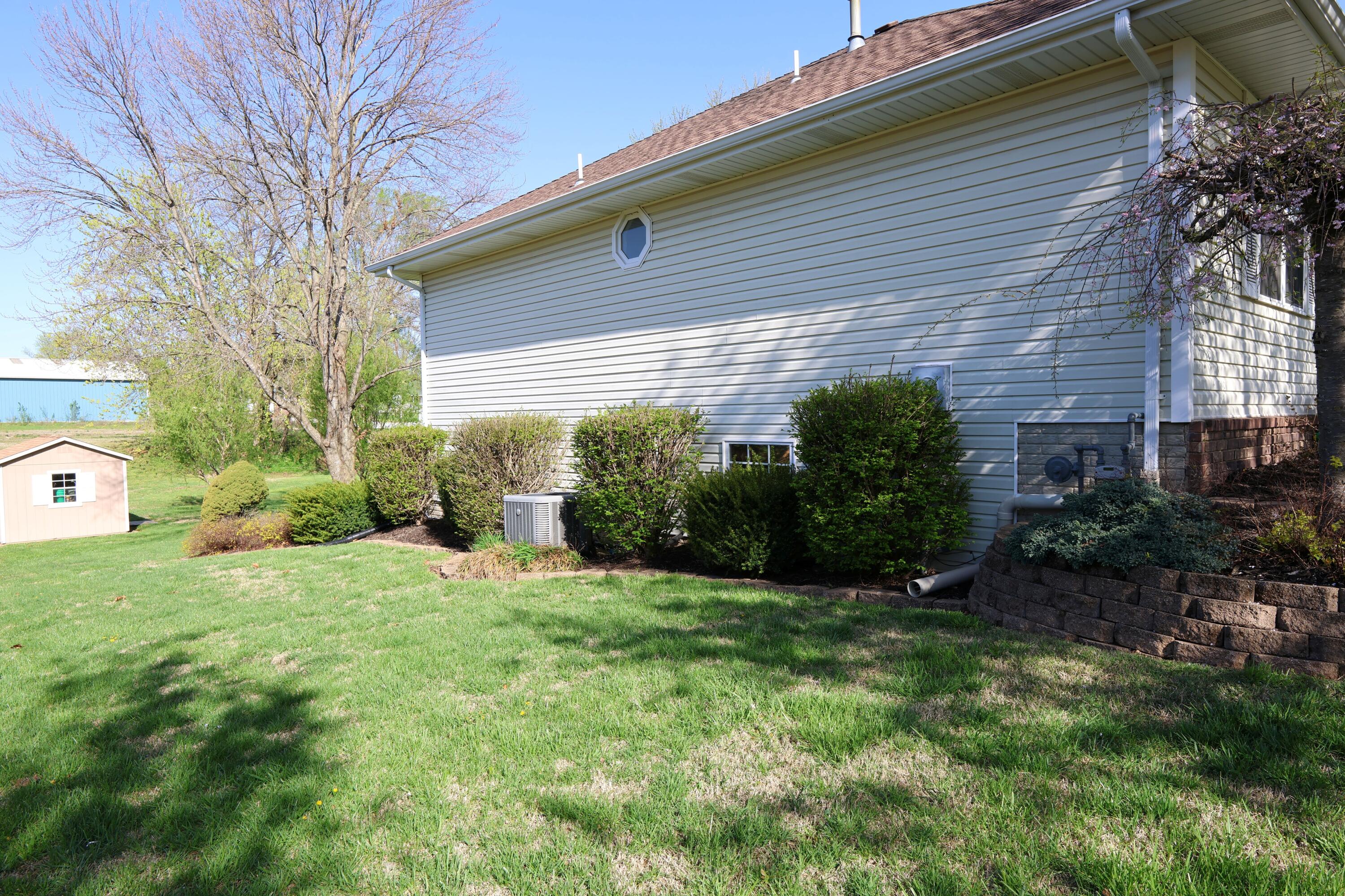 499 South Cully Avenue Property Photo 7
