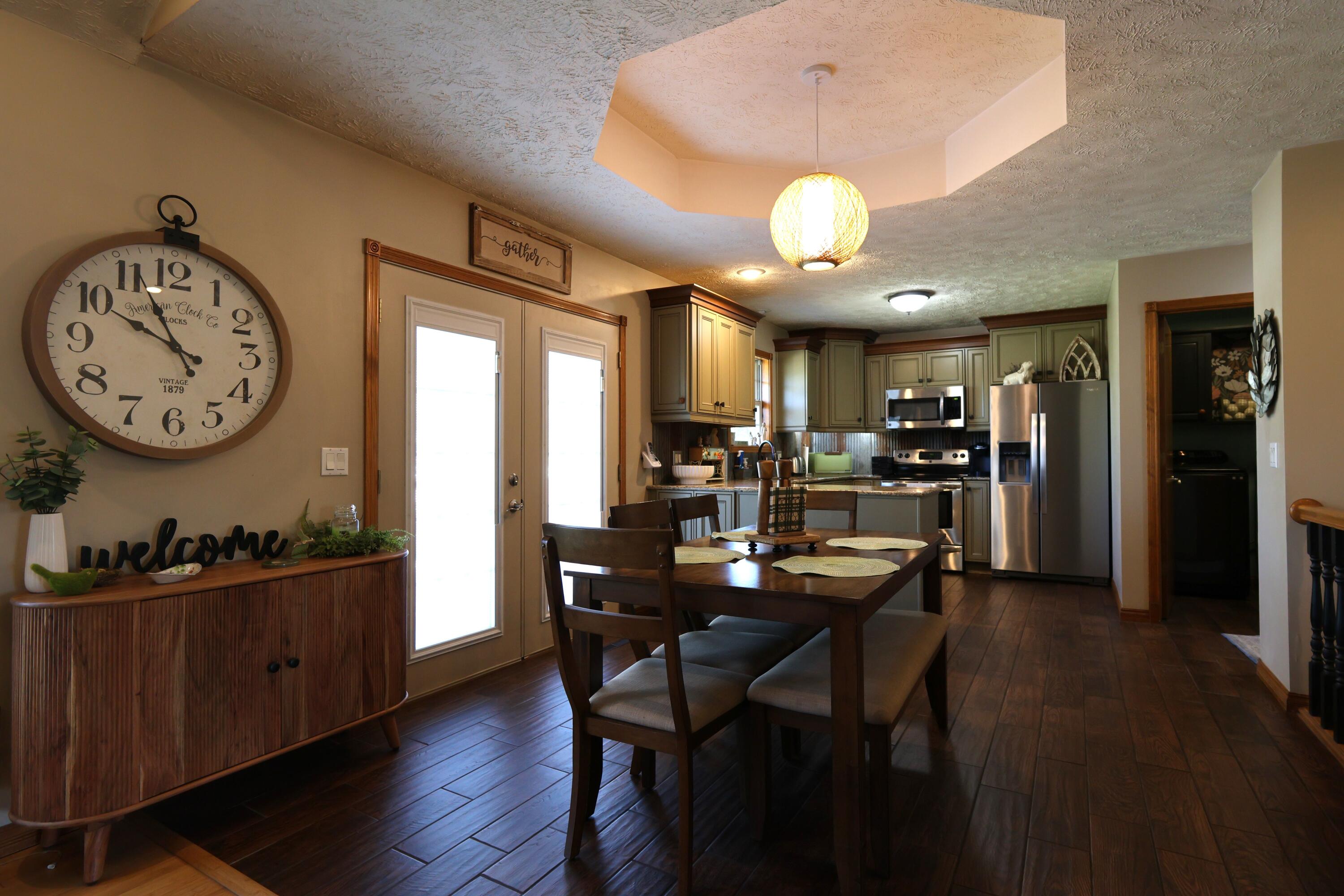 499 South Cully Avenue Property Photo 8