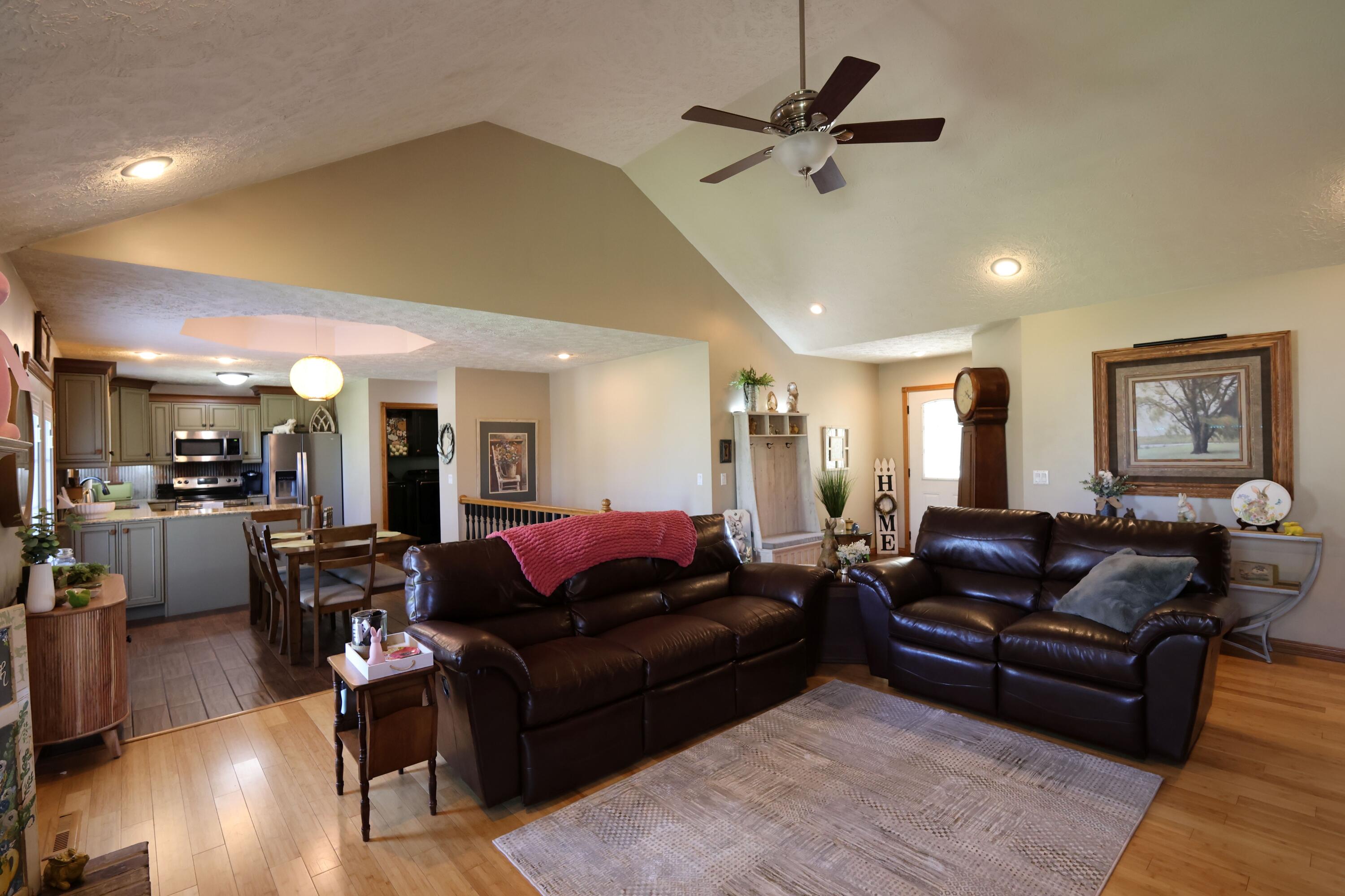 499 South Cully Avenue Property Photo 15