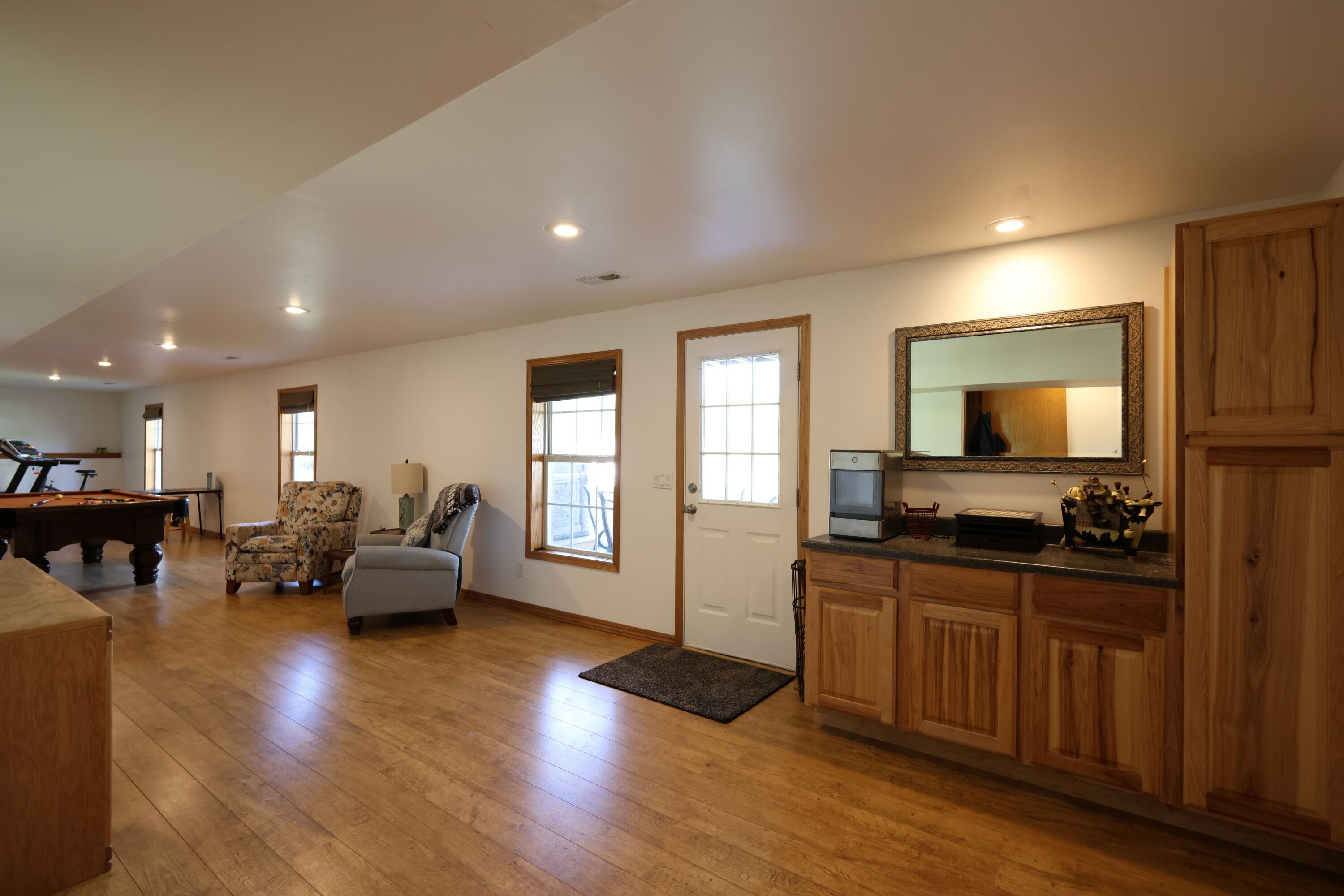 499 South Cully Avenue Property Photo 29