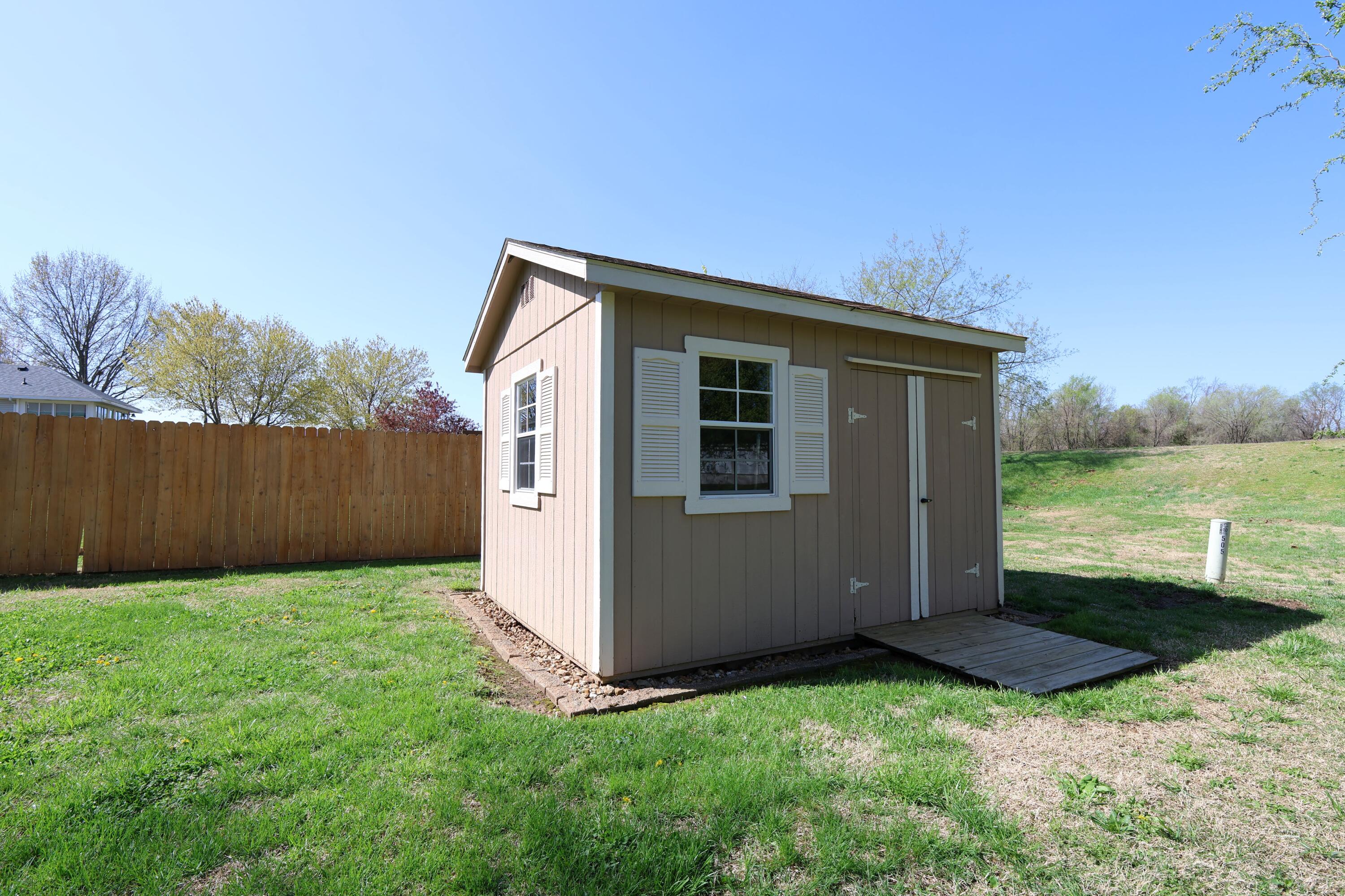 499 South Cully Avenue Property Photo 42