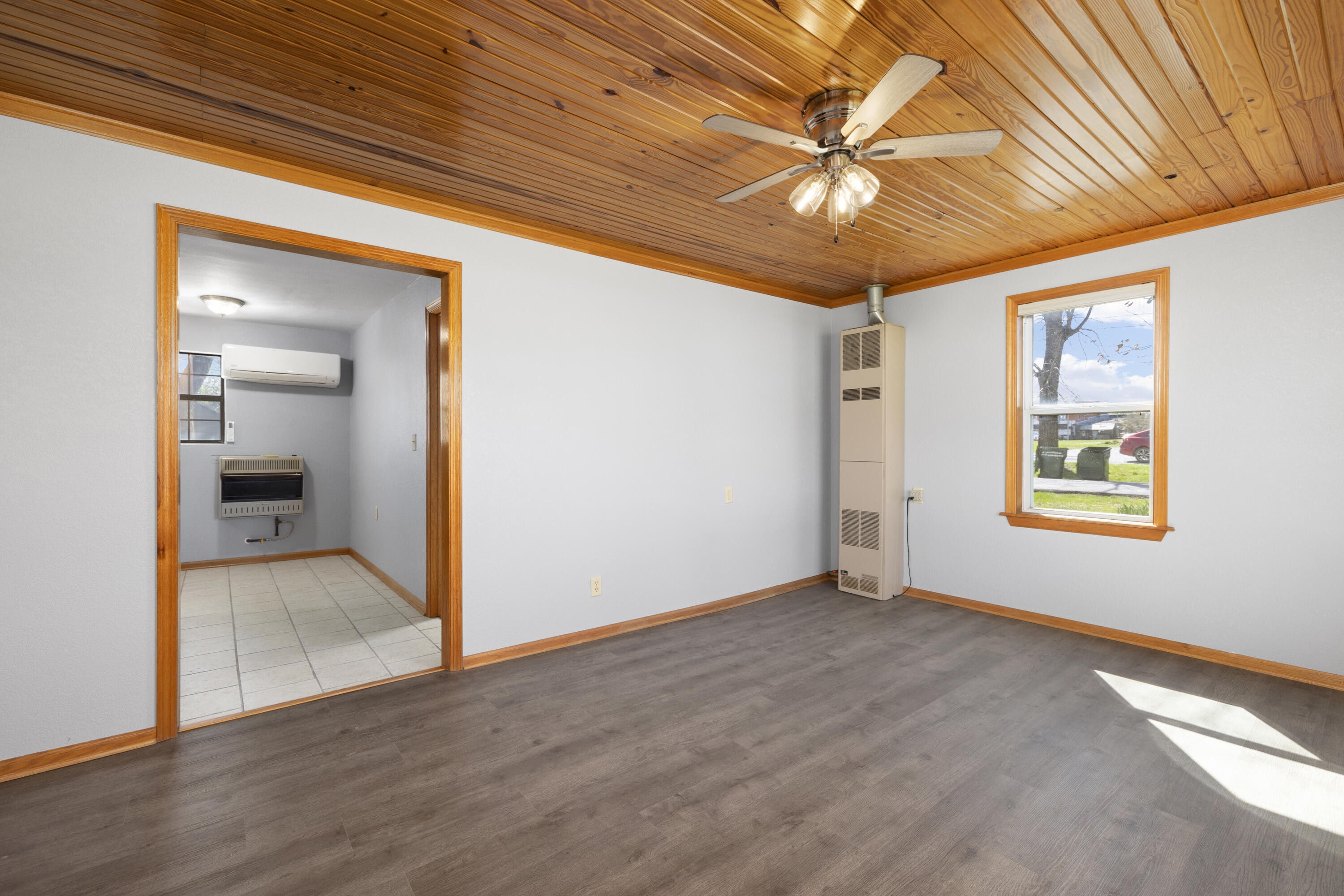 19060 4th Avenue Property Photo 3