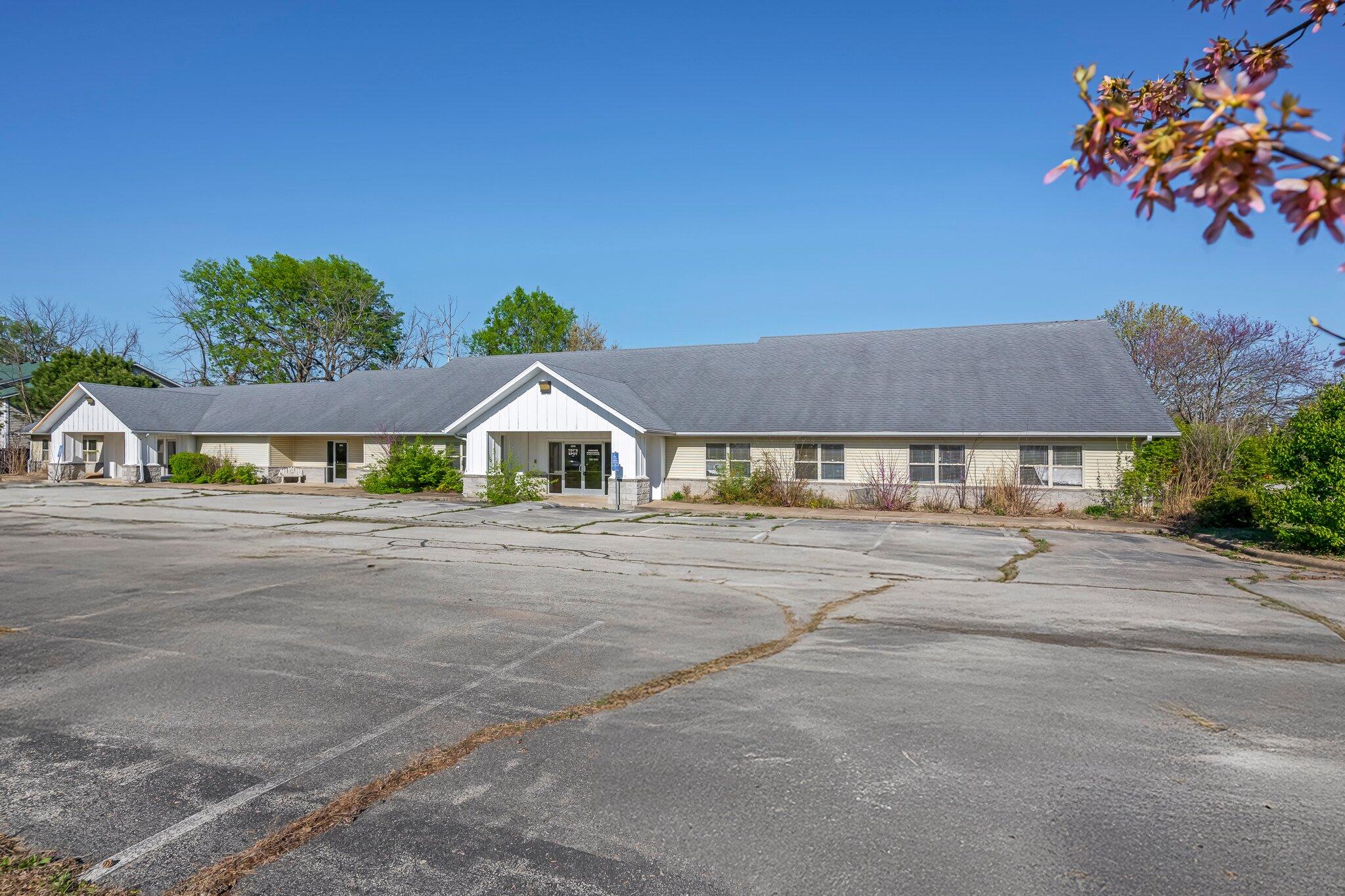 220 North Cedar Avenue Property Photo 1