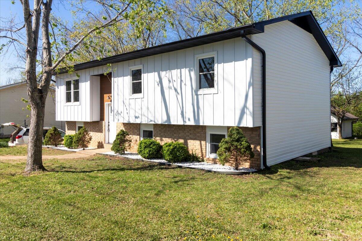 1945 Debra Drive Property Photo 2