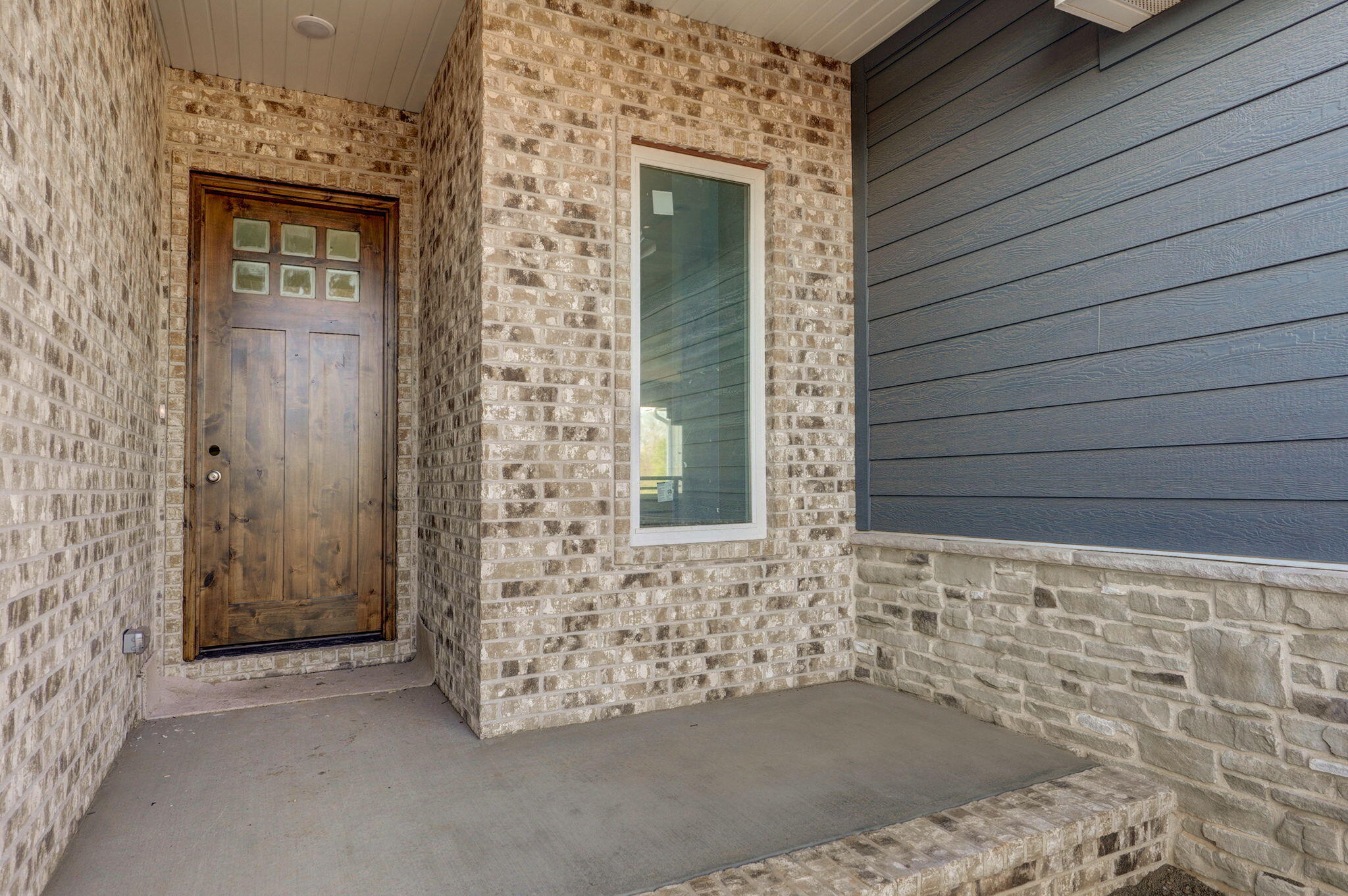 2913 West Edward Street Property Photo 2