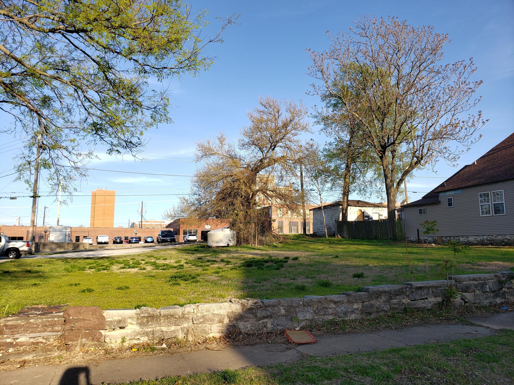000 South Pearl Avenue Property Photo