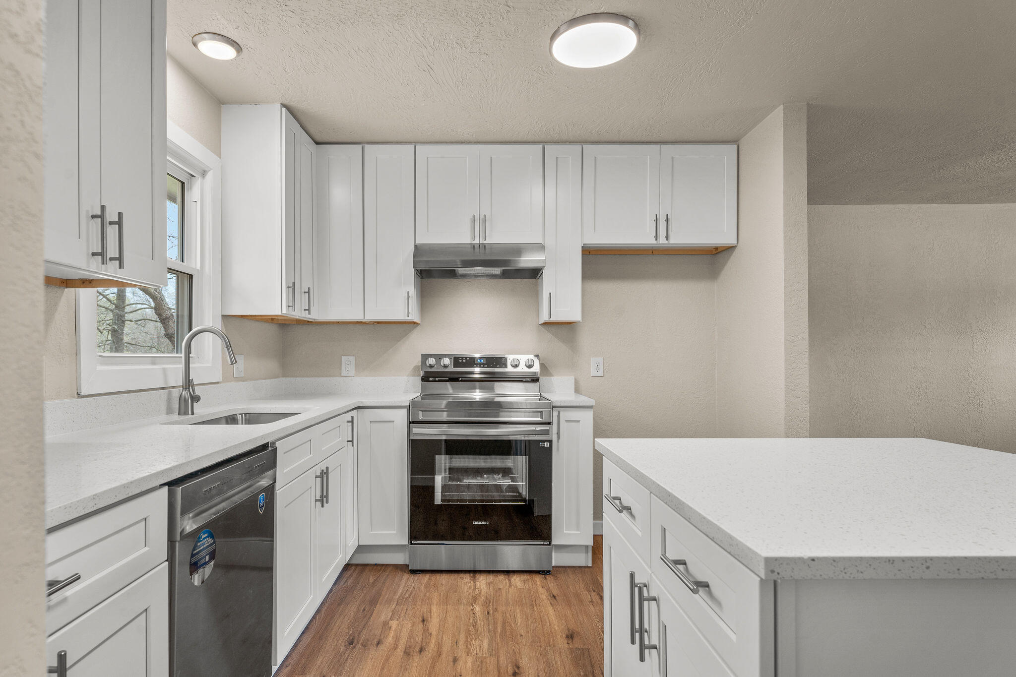 3740 South Elmview Avenue Property Photo 9