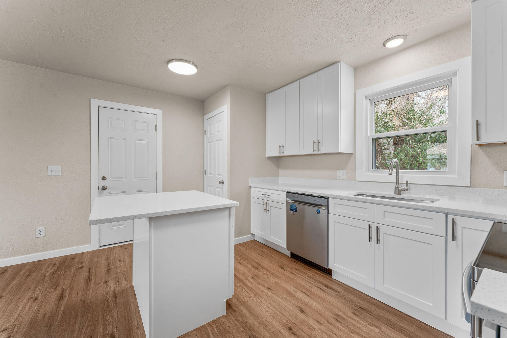 3740 South Elmview Avenue Property Photo 10