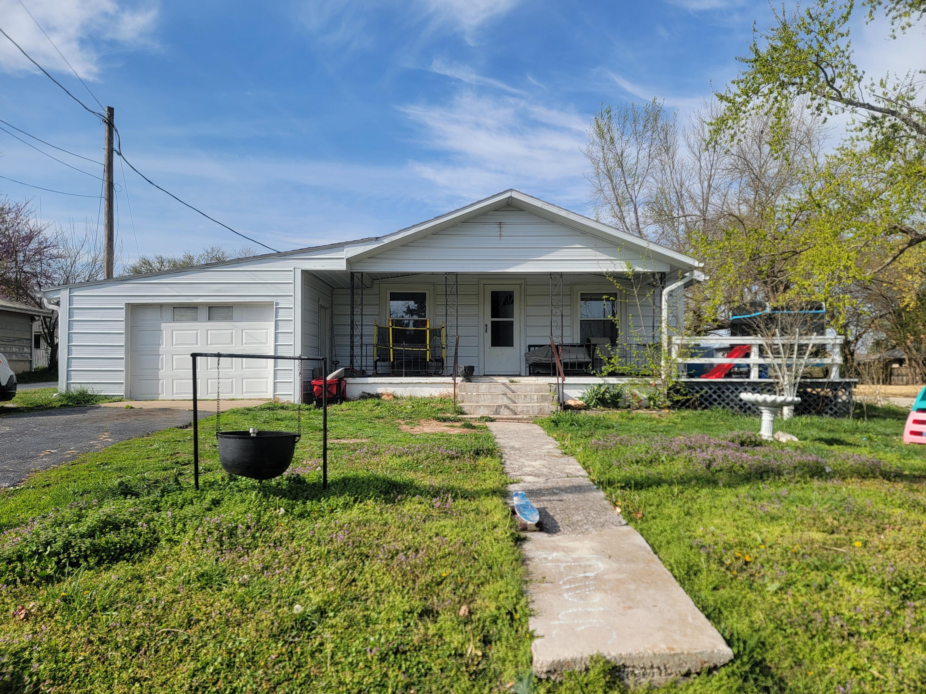 350 Kentling Avenue Property Photo 4