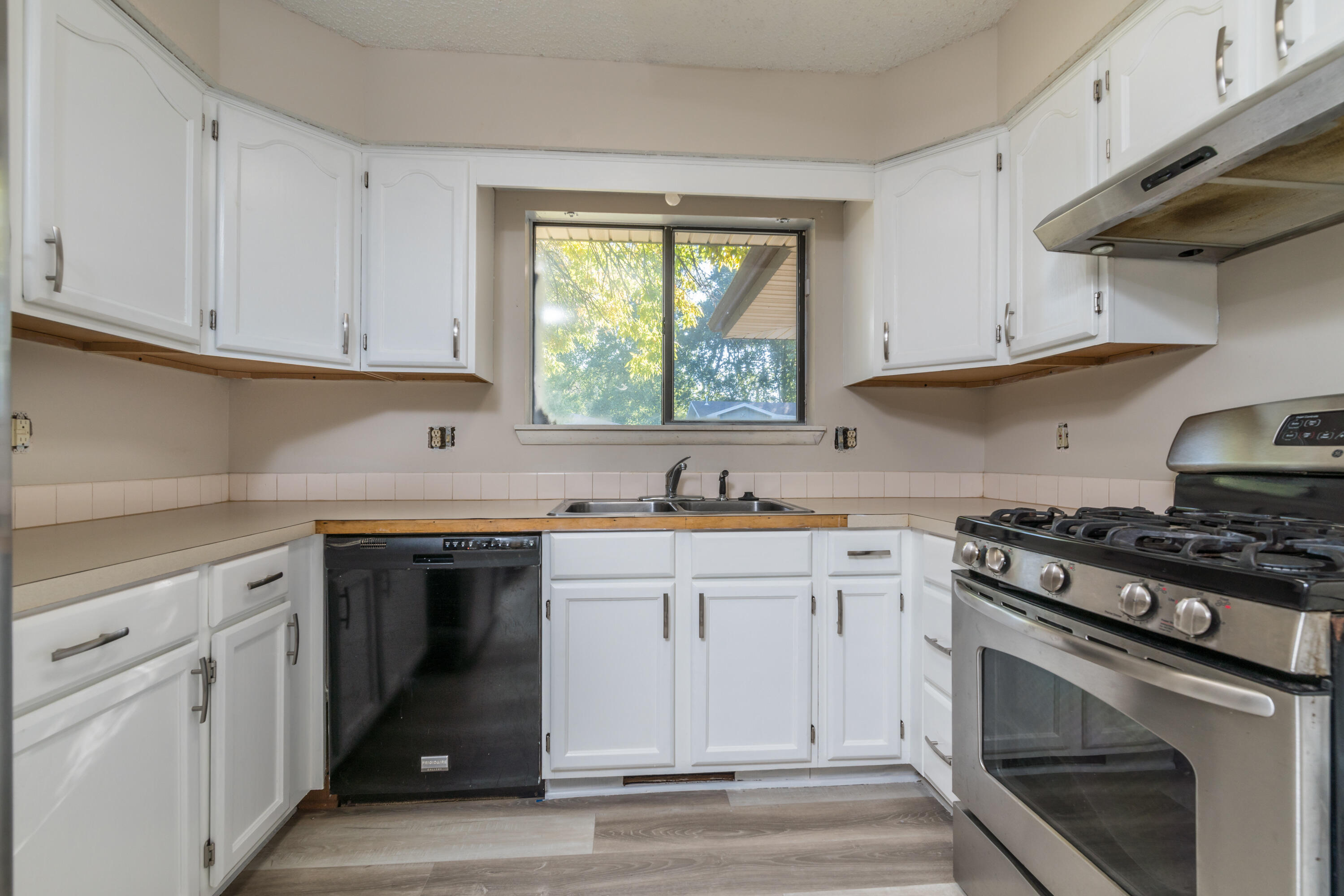 1913 South Broadway Avenue Property Photo 6