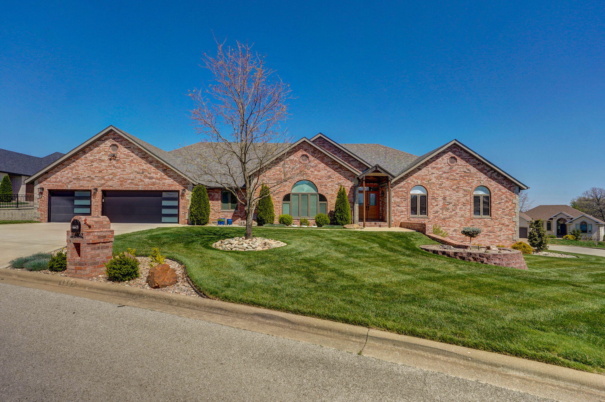 4807 Rolling Hills Drive Property Photo 2