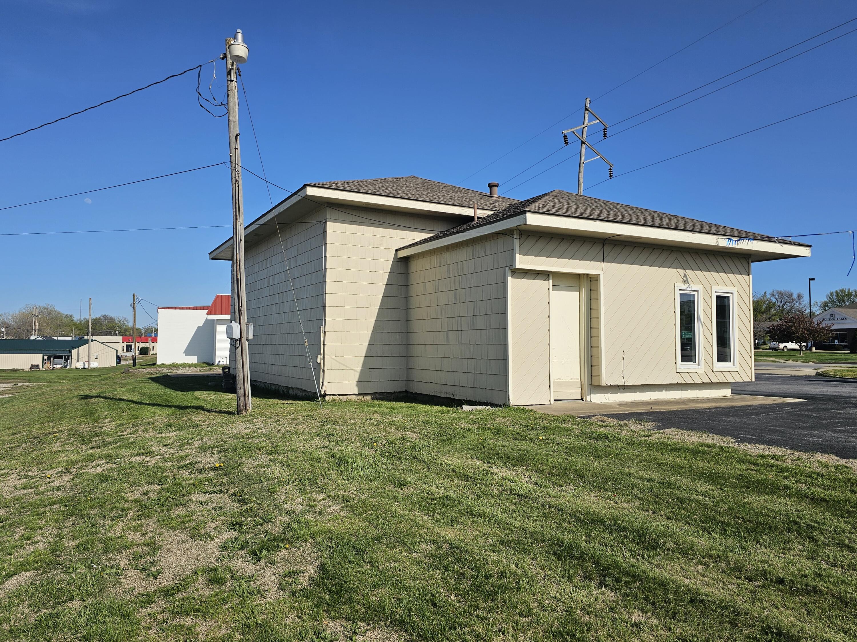 119 West 54 Highway Property Photo 6