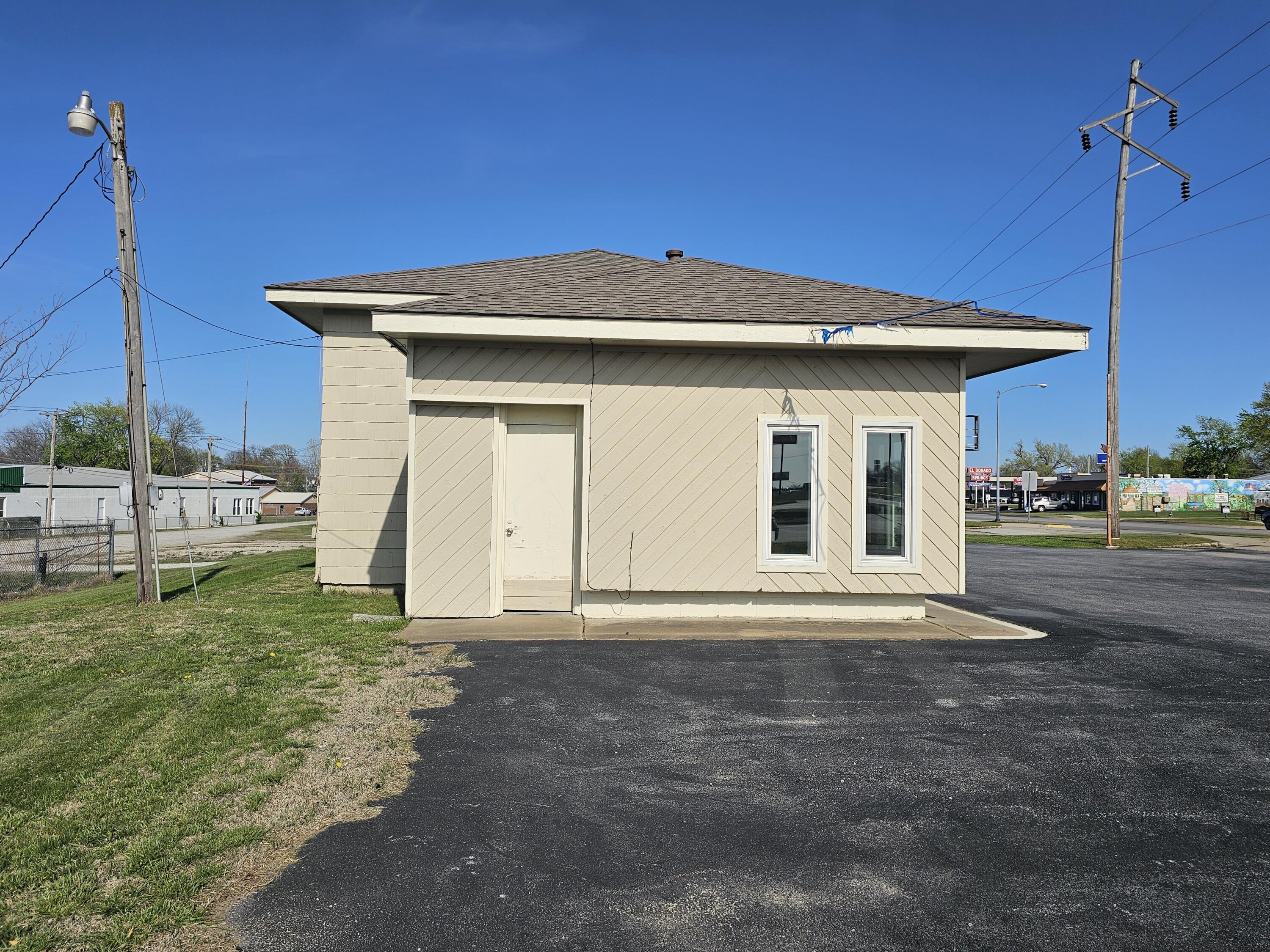 119 West 54 Highway Property Photo 7