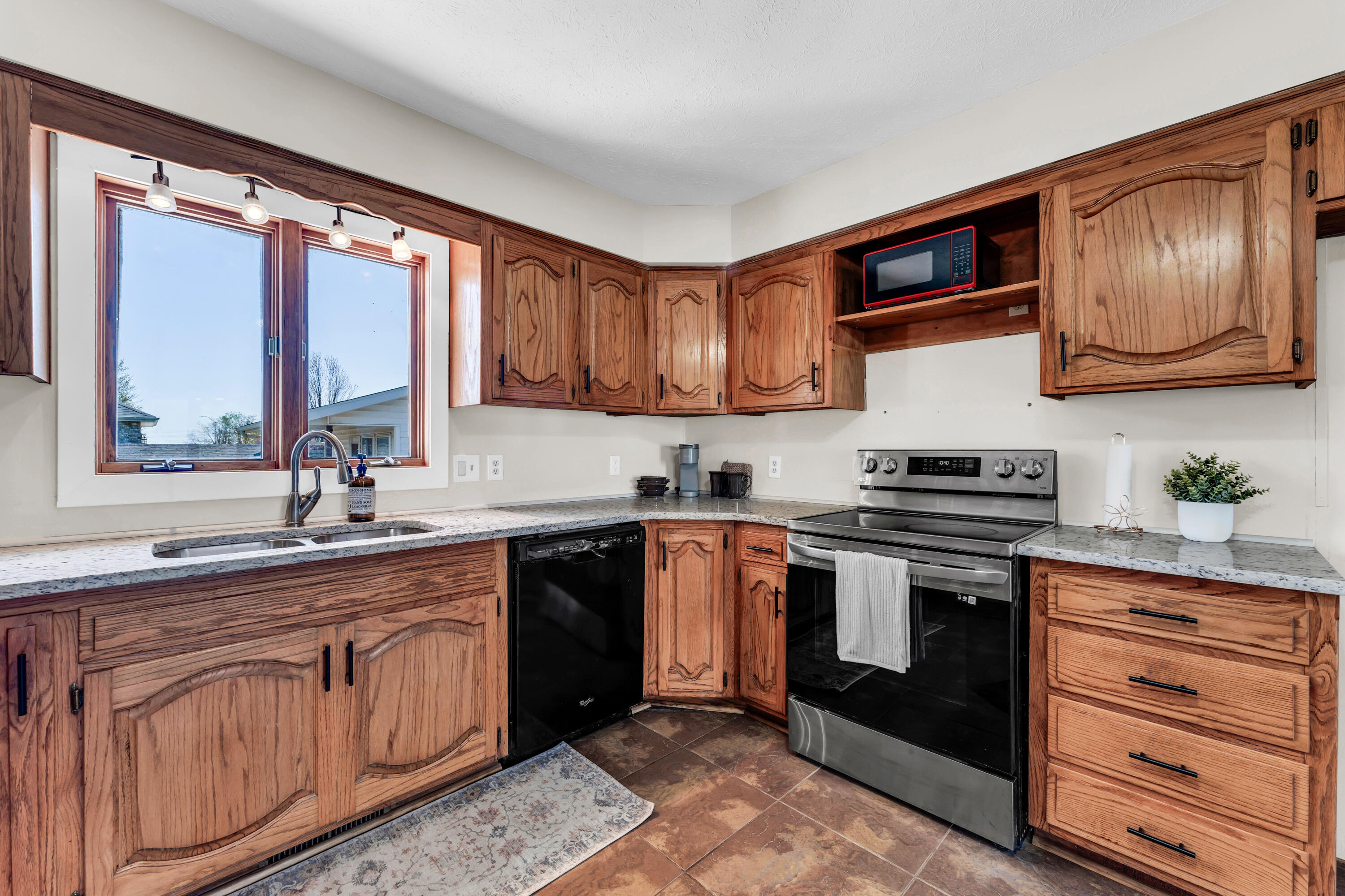 993 West Bates Drive Property Photo 17