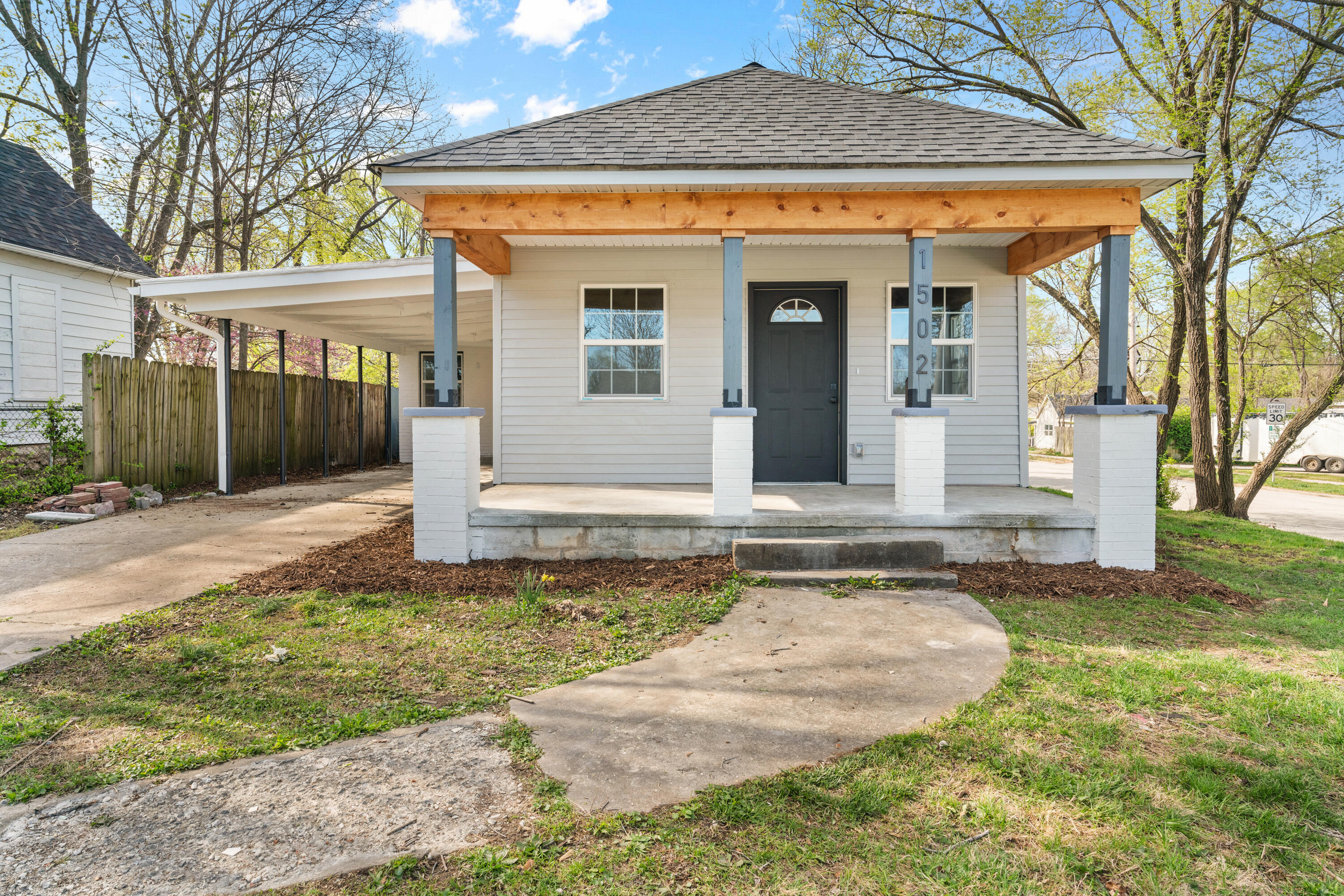 1502 East Commercial Street Property Photo