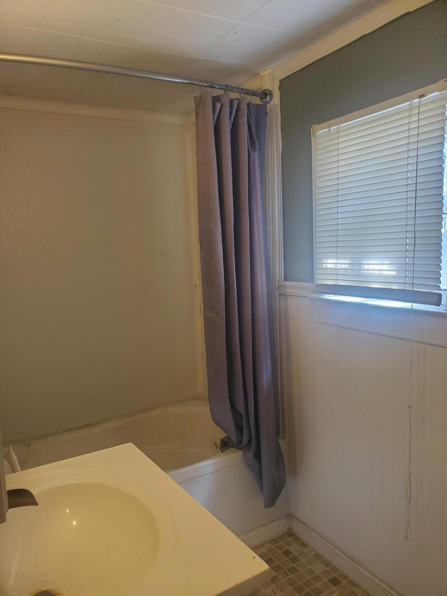 2310 North East Avenue Property Photo 12