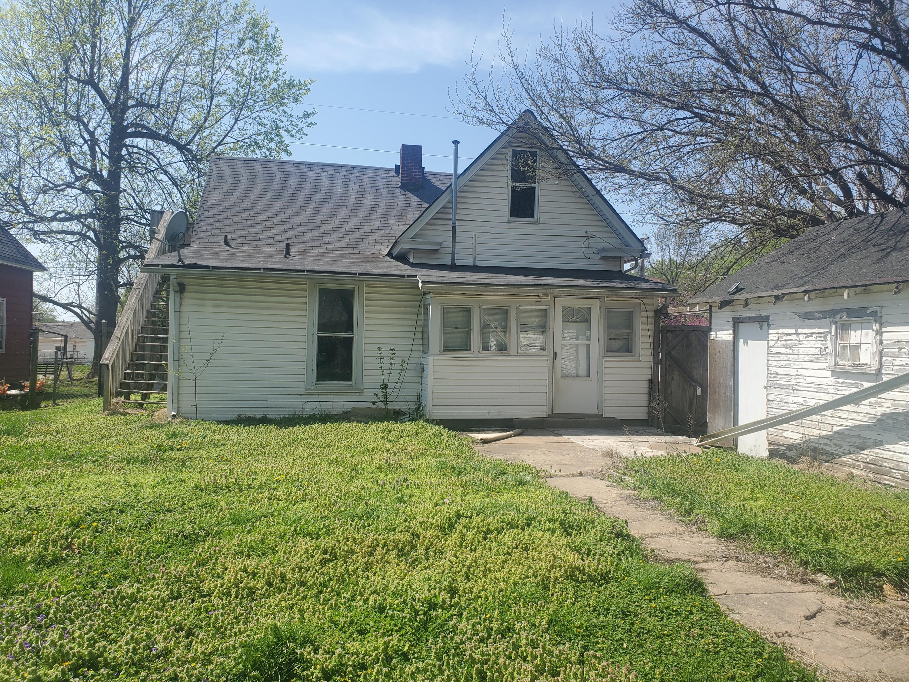 2310 North East Avenue Property Photo 16