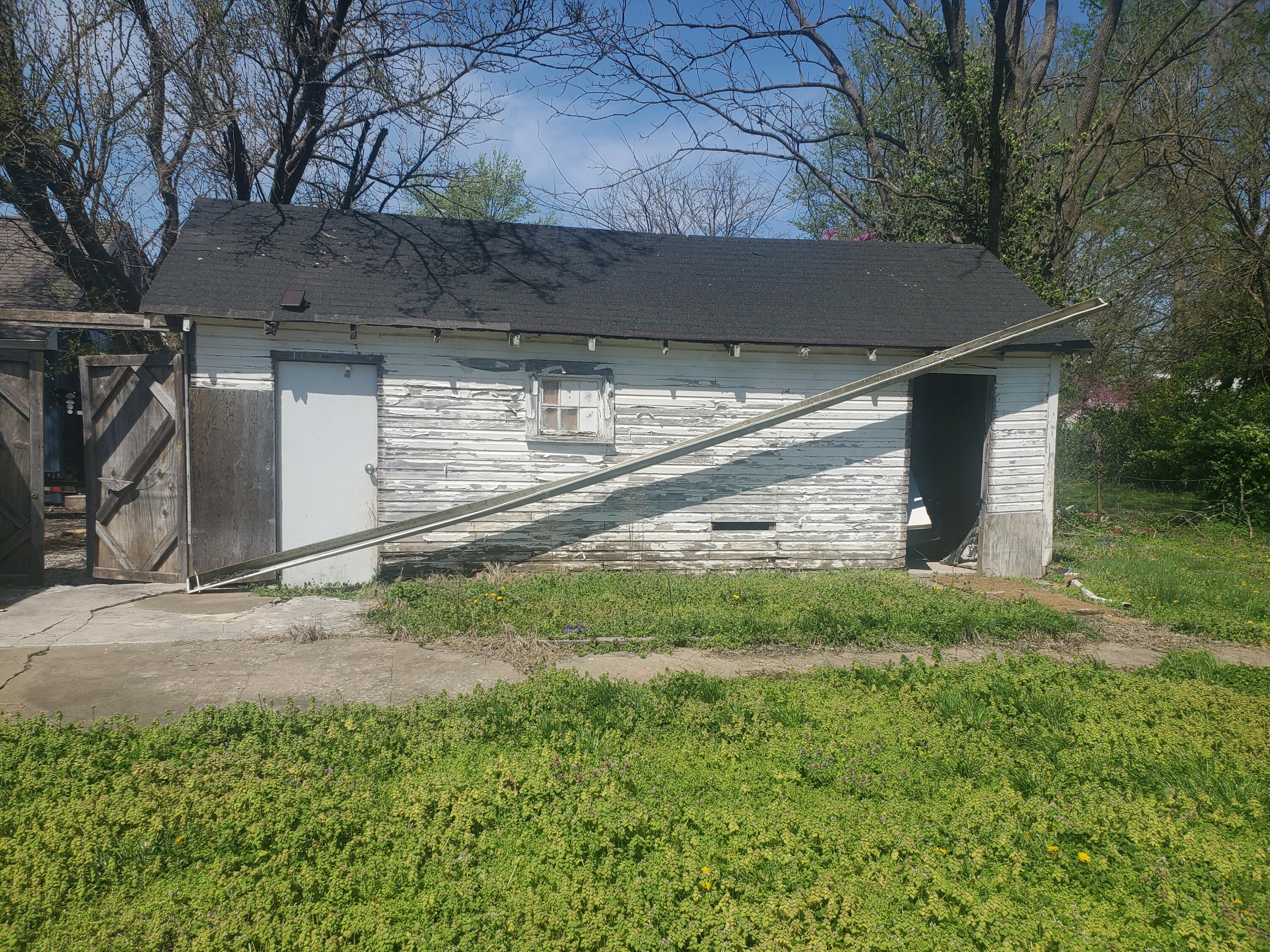 2310 North East Avenue Property Photo 17