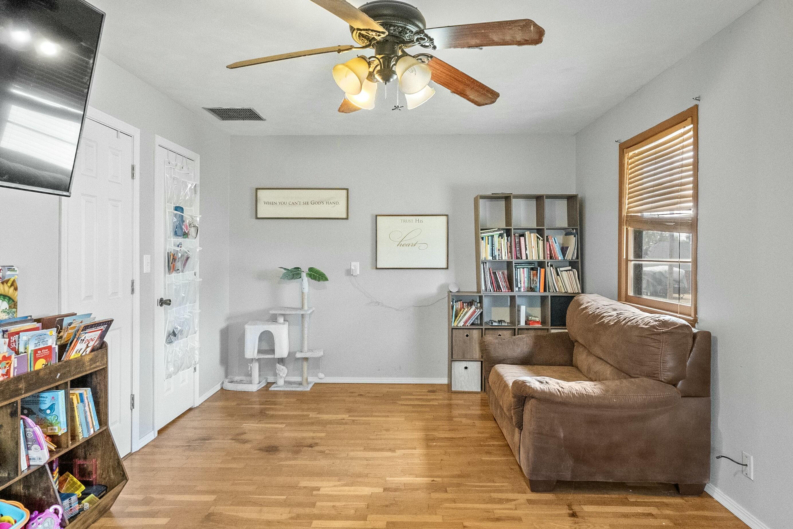 1439 East Mcclernon Street Property Photo 27