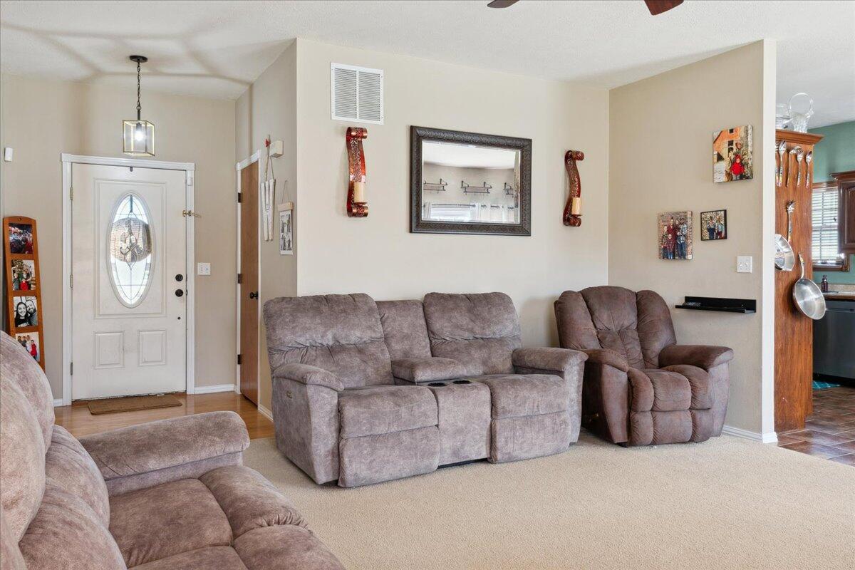 1424 South Nitro Property Photo 3