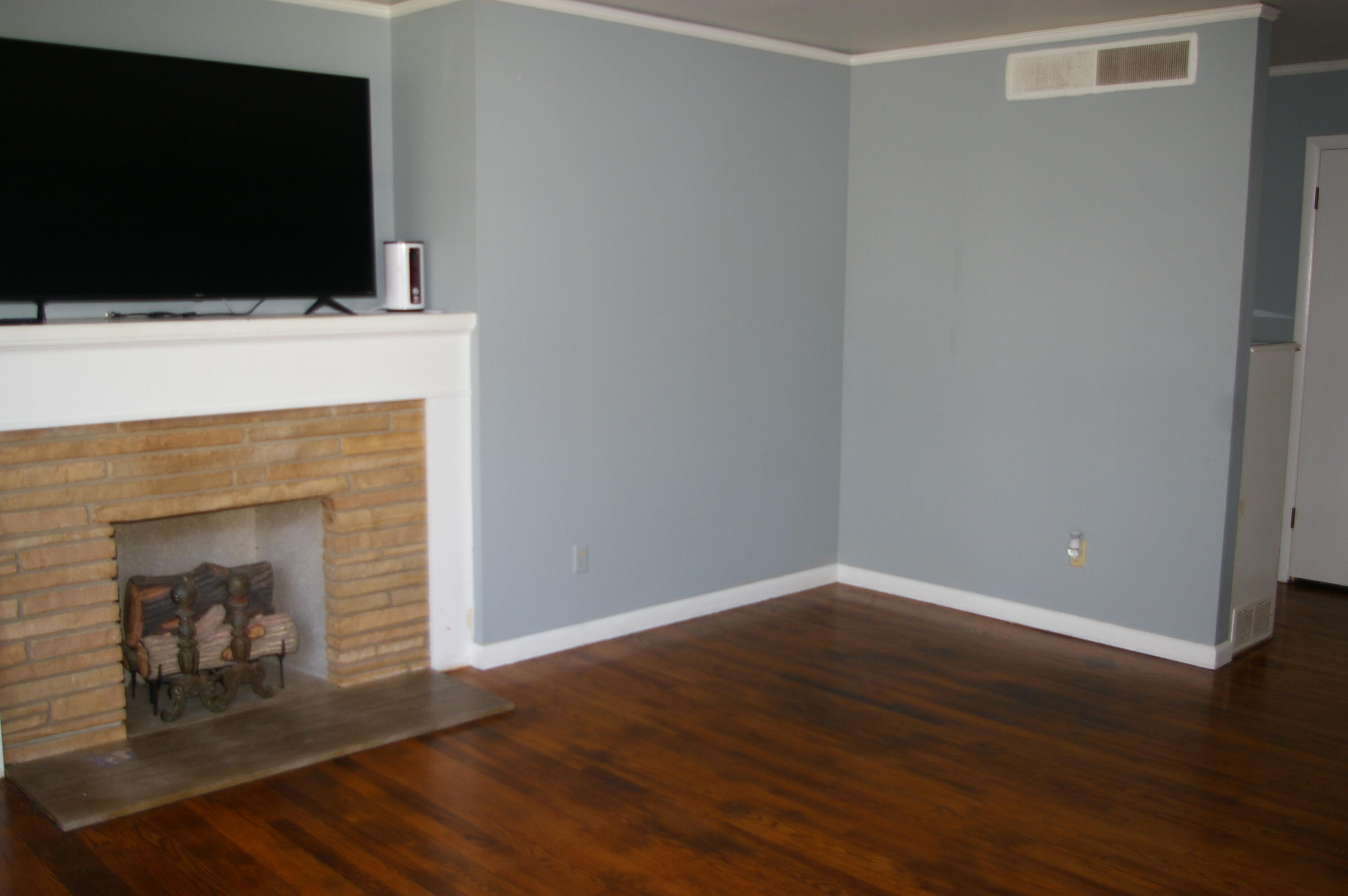 415 Crestwood Drive Property Photo 6