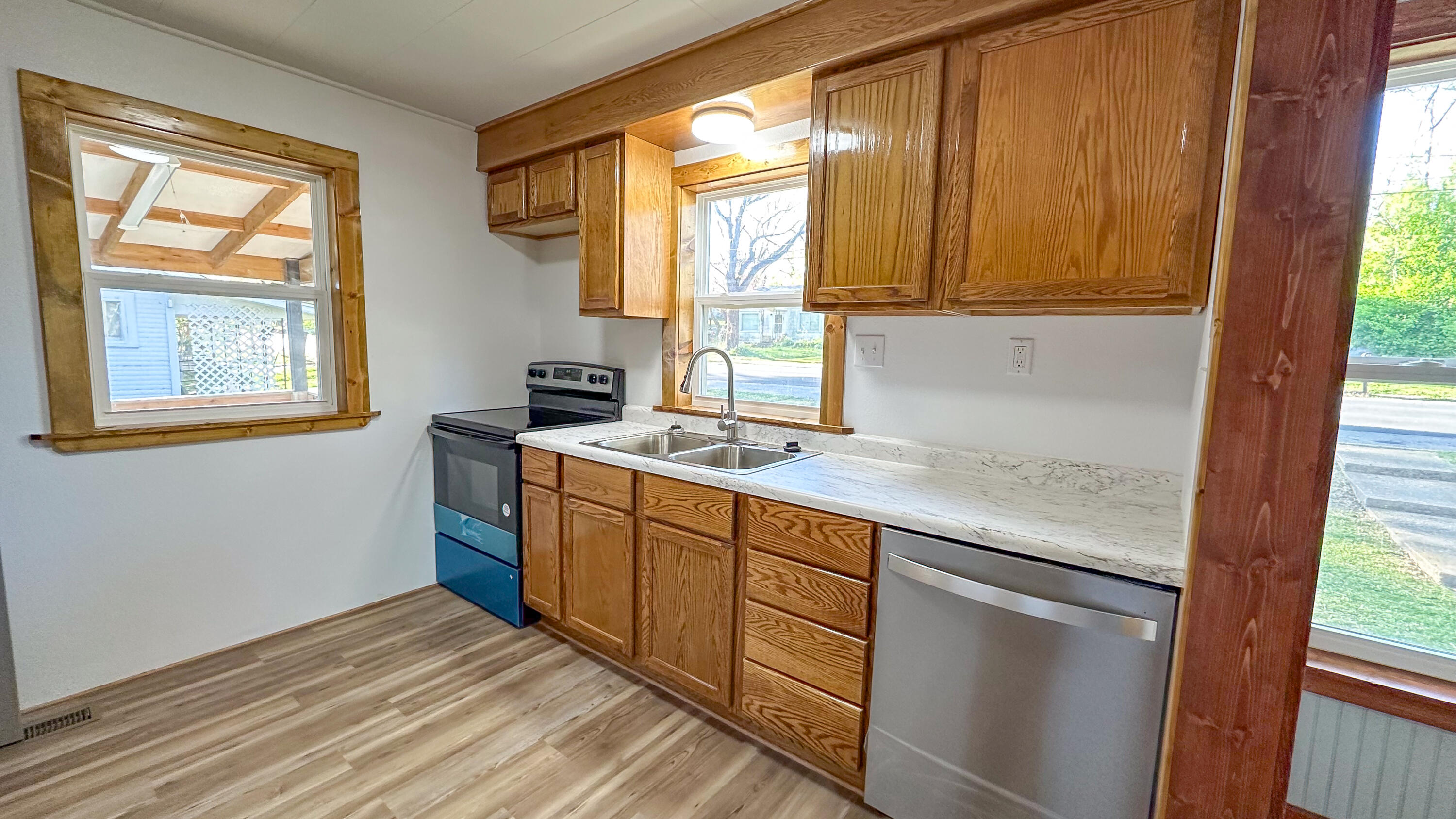 612 East Benton Avenue Property Photo 9