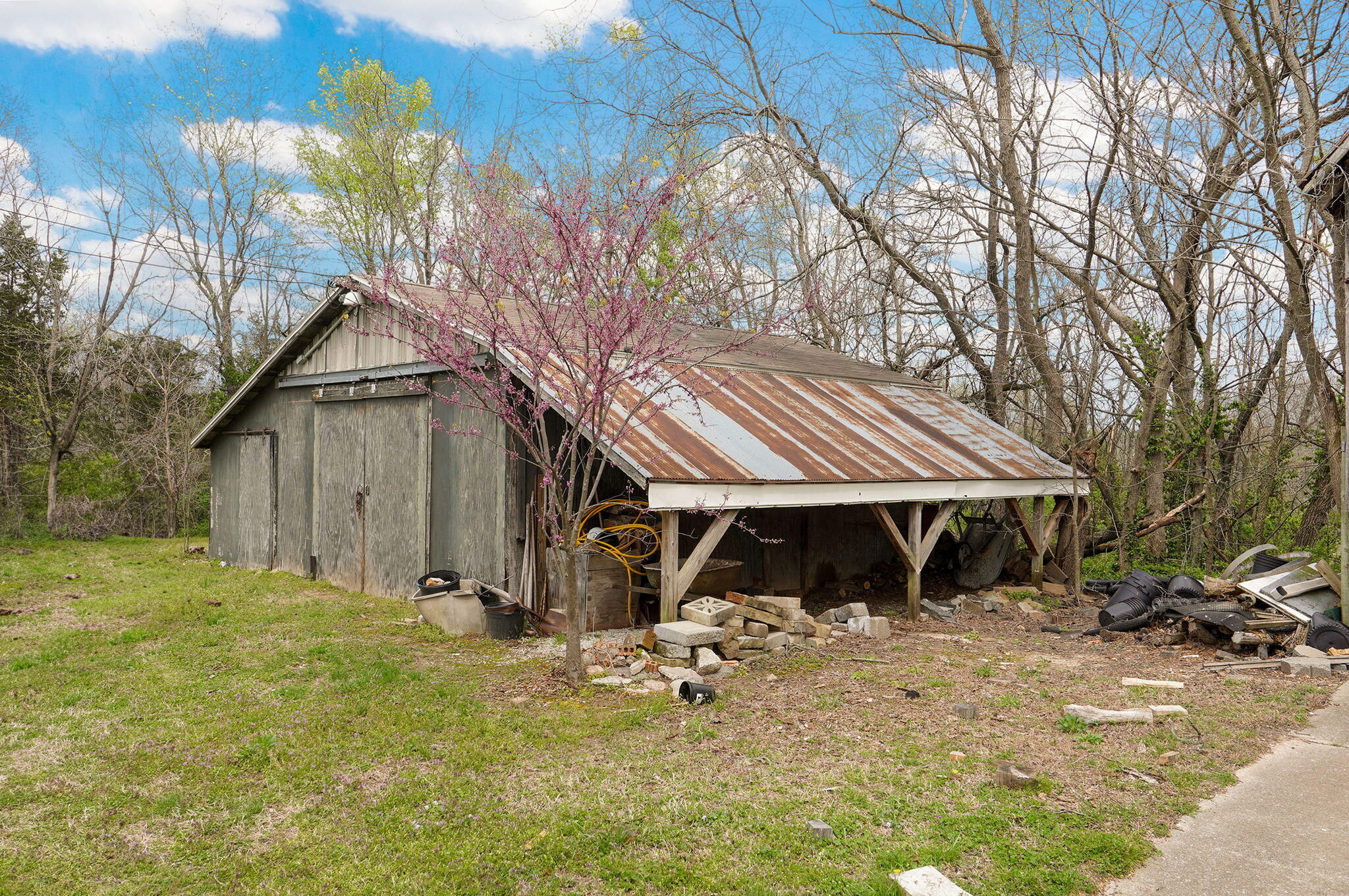 7052 East Farm Road 50 Property Photo 10