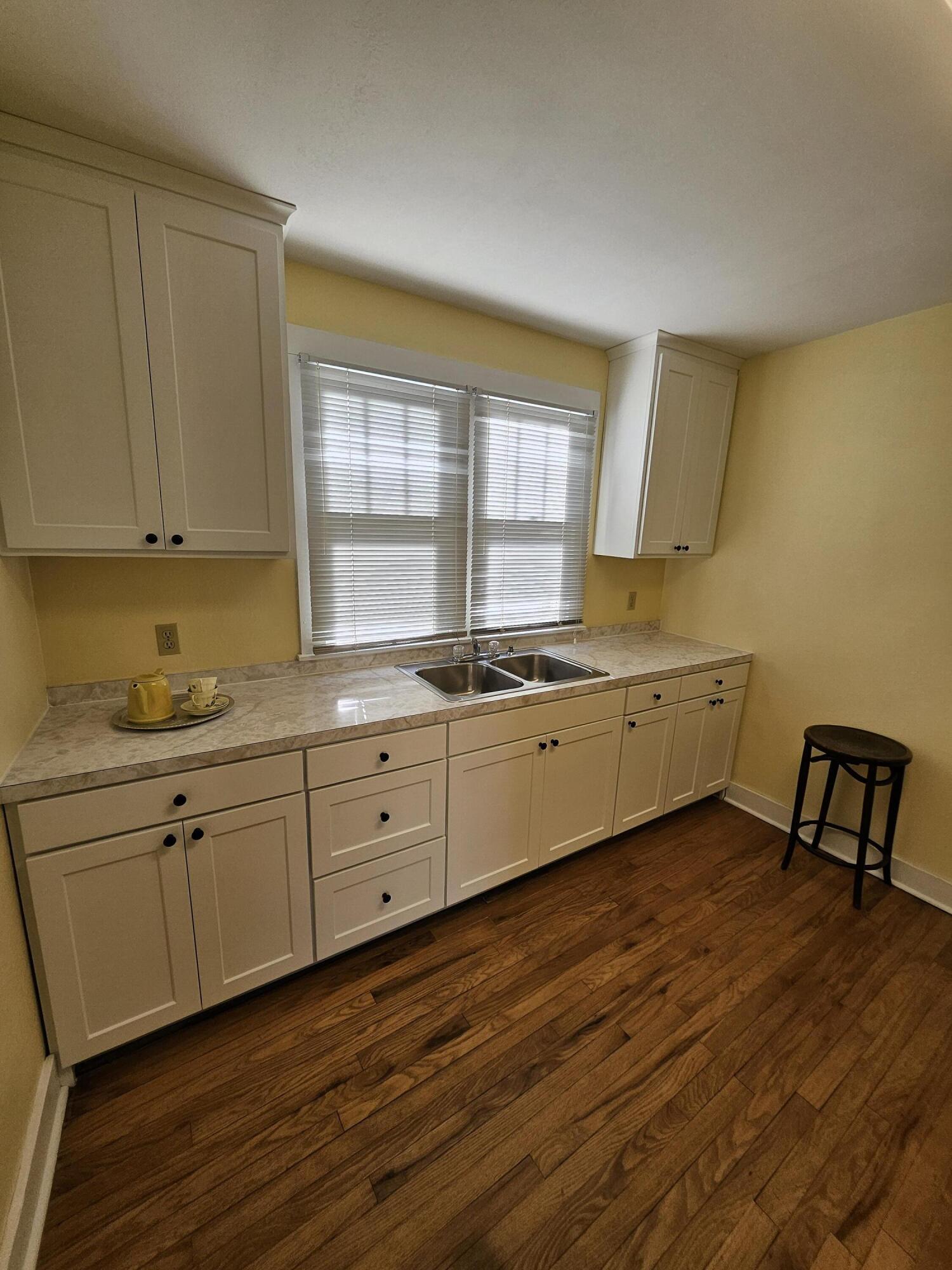 7 East Broadway Property Photo 10