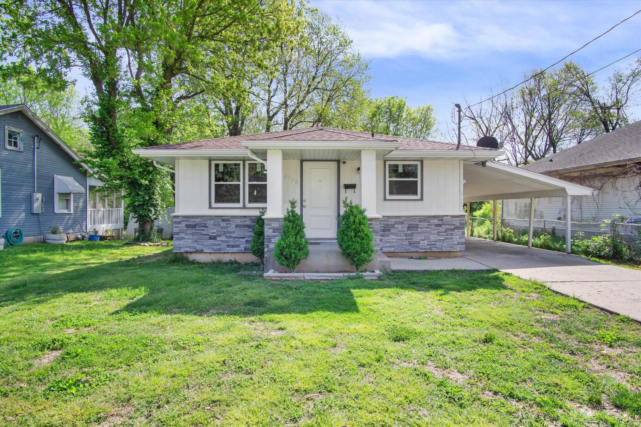2038 North Park Avenue Property Photo 4