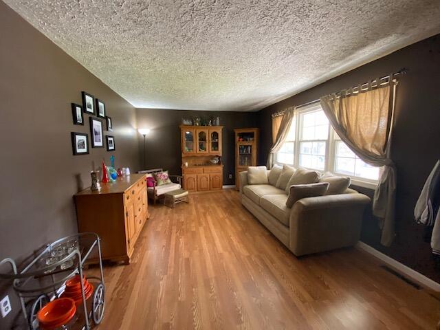 831 East Burford Street Property Photo 8