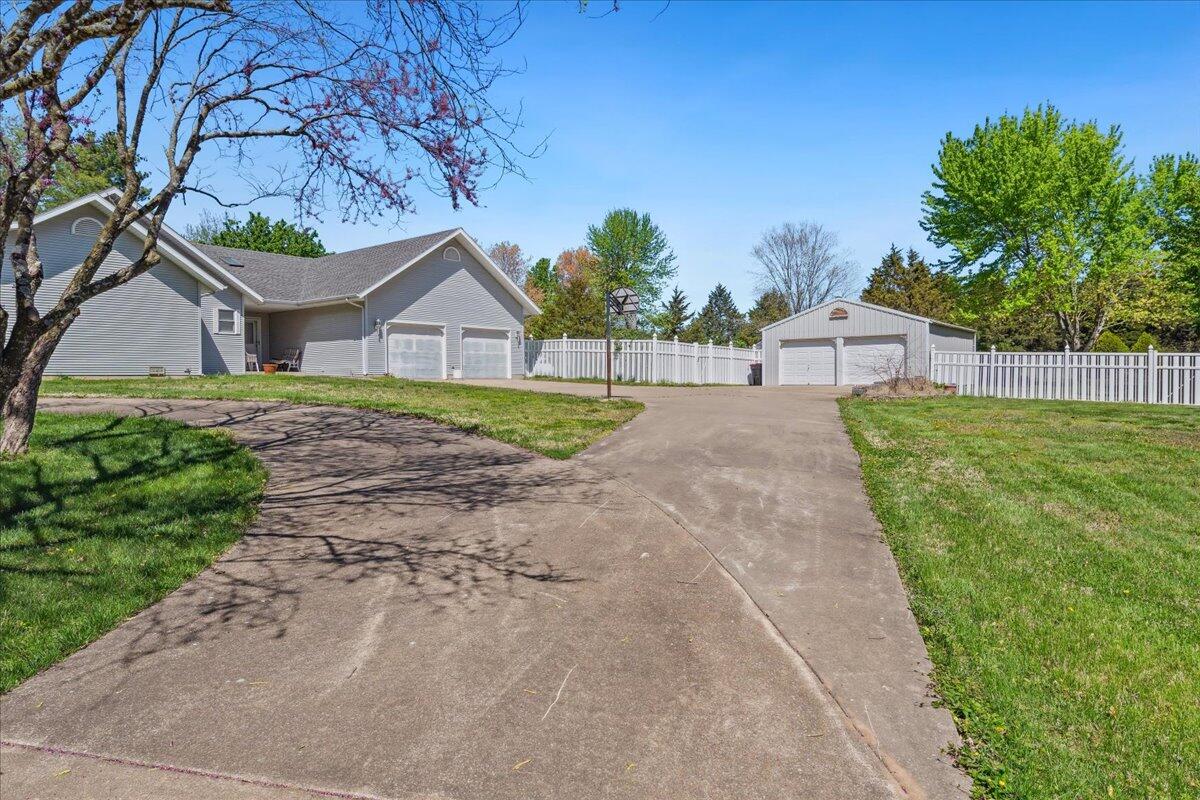 971 West Meadowview Drive Property Photo 3