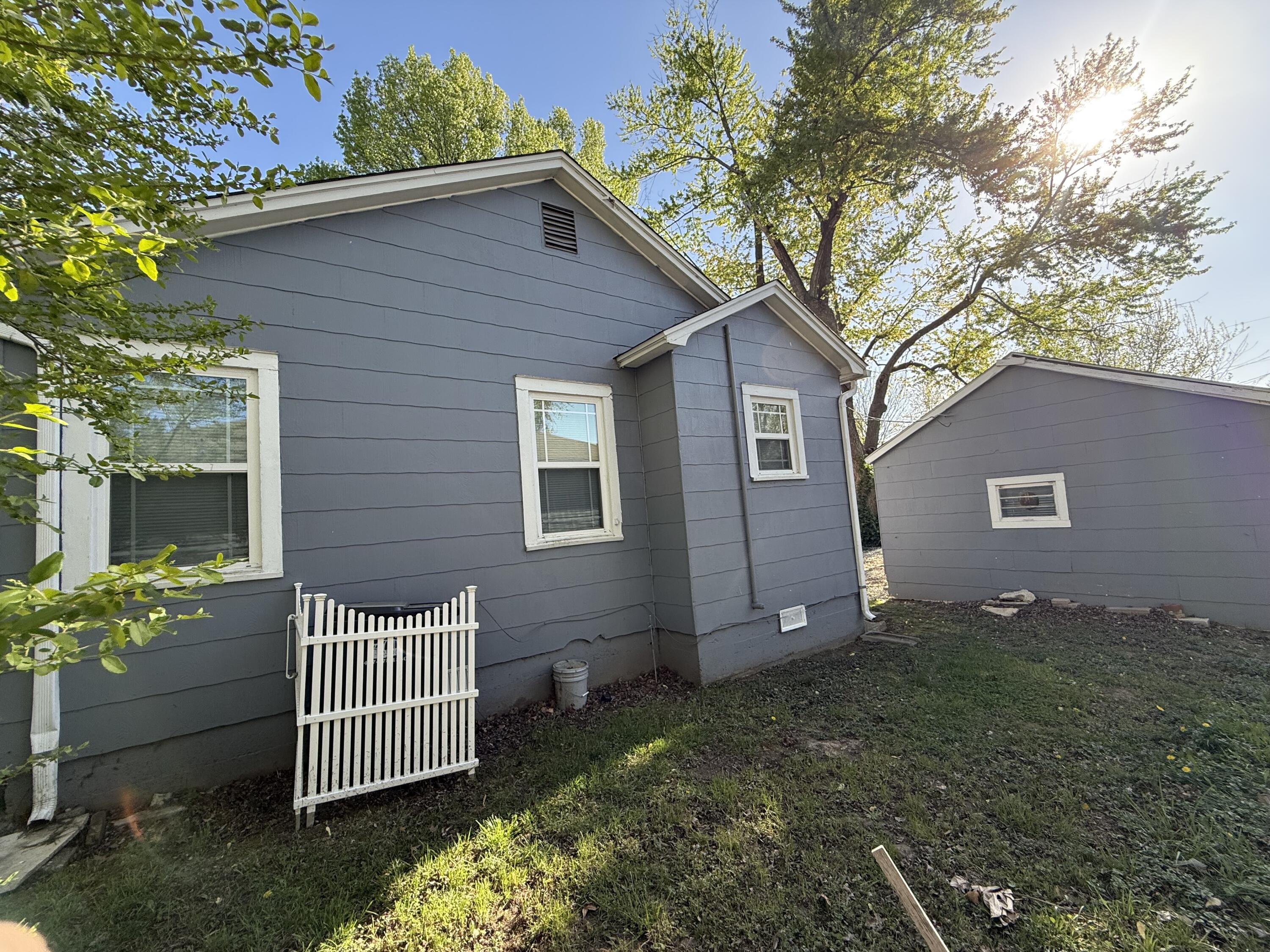 1009 South Rinker Avenue Property Photo 2