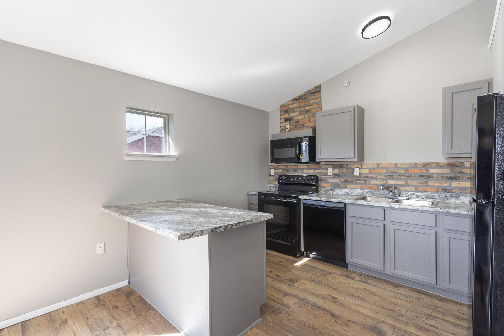 710 West Walnut Street Property Photo 12