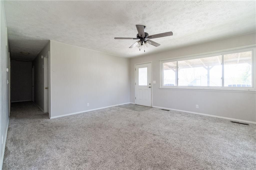1421 Oakhill Drive Property Photo 3