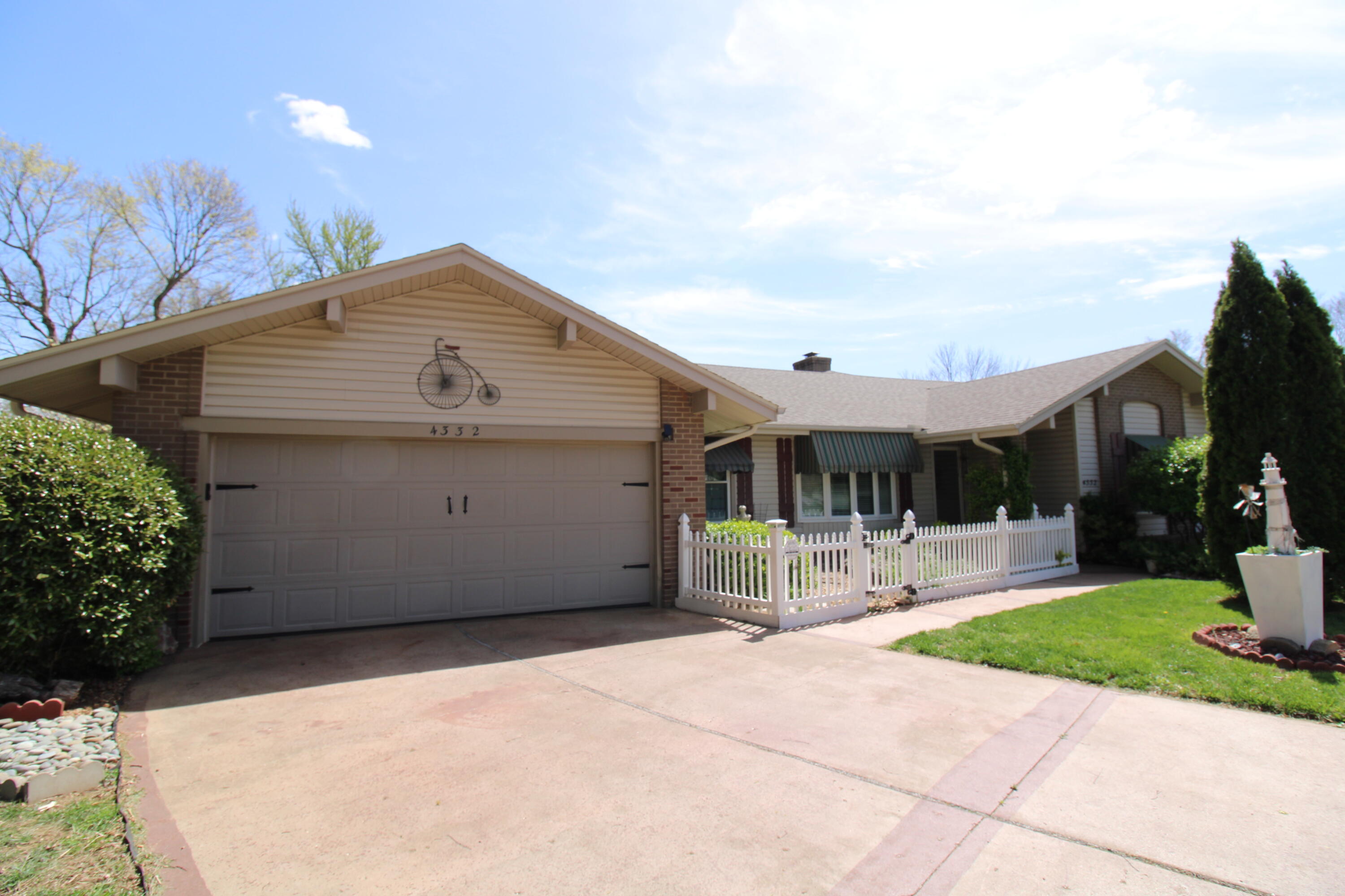 4332 South Cardinal Court Property Photo 5