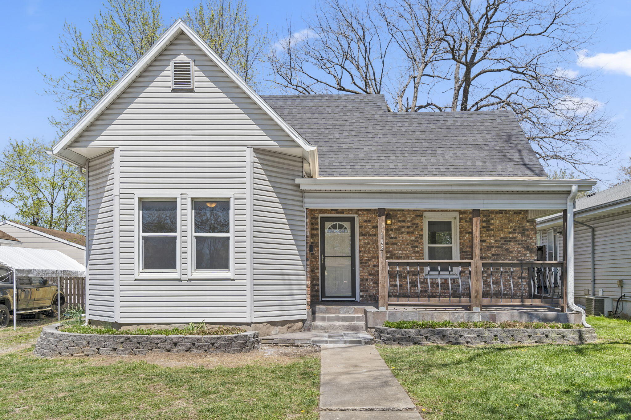1421 East Commercial Street Property Photo 1