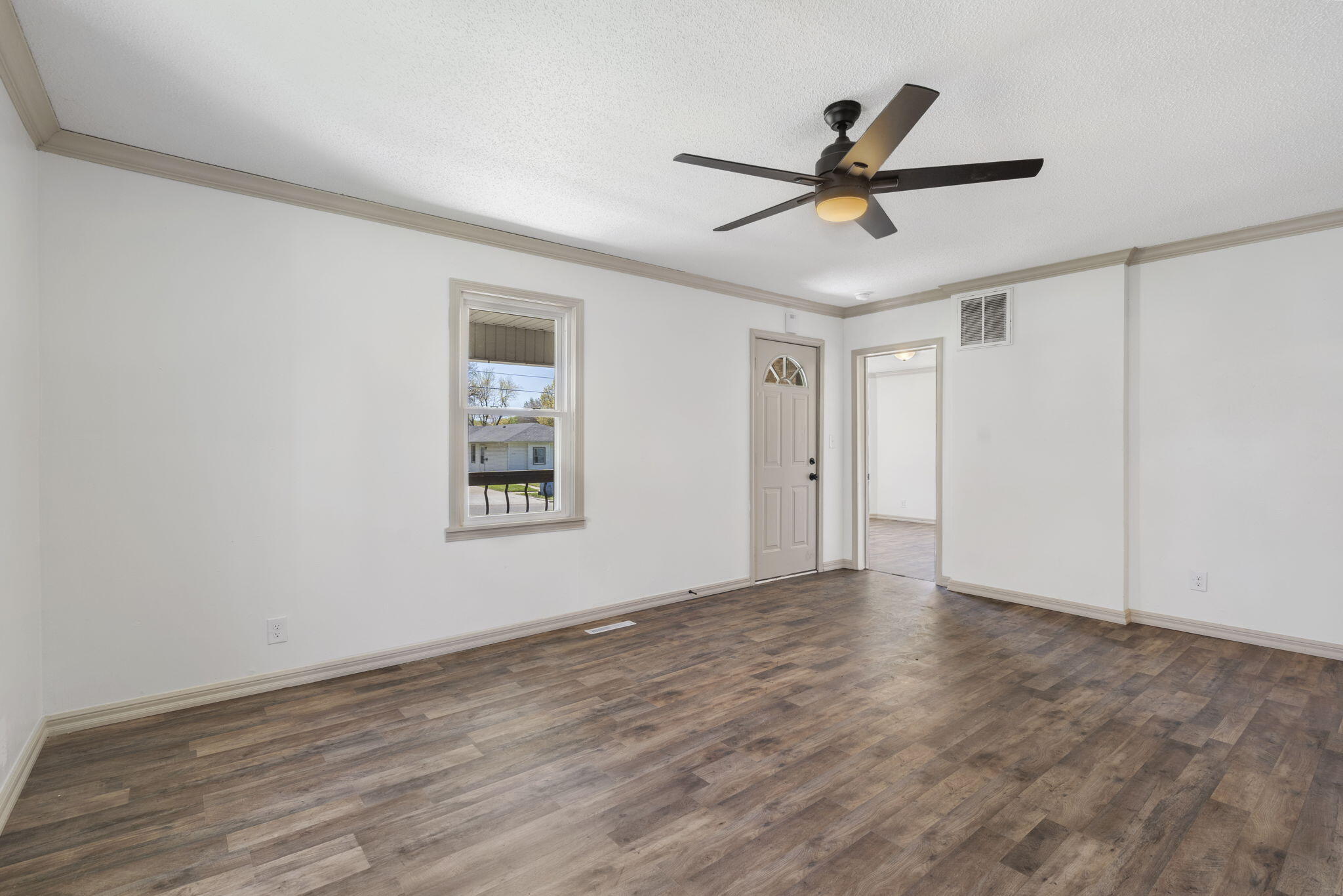1421 East Commercial Street Property Photo 9