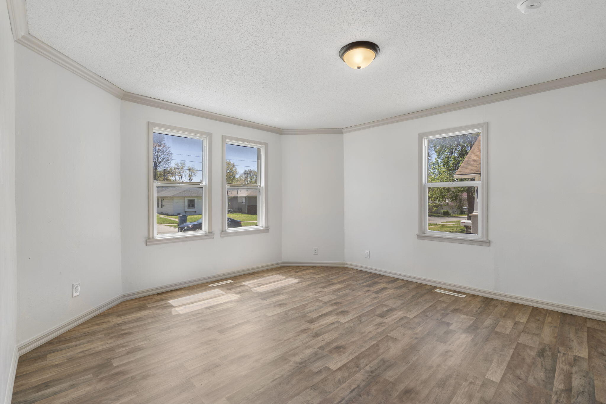 1421 East Commercial Street Property Photo 18