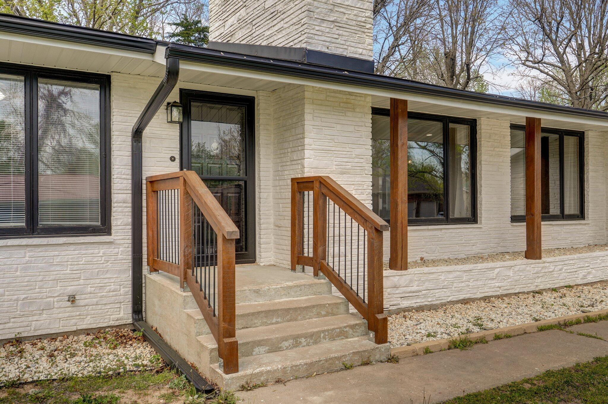 704 King Street Property Photo 4