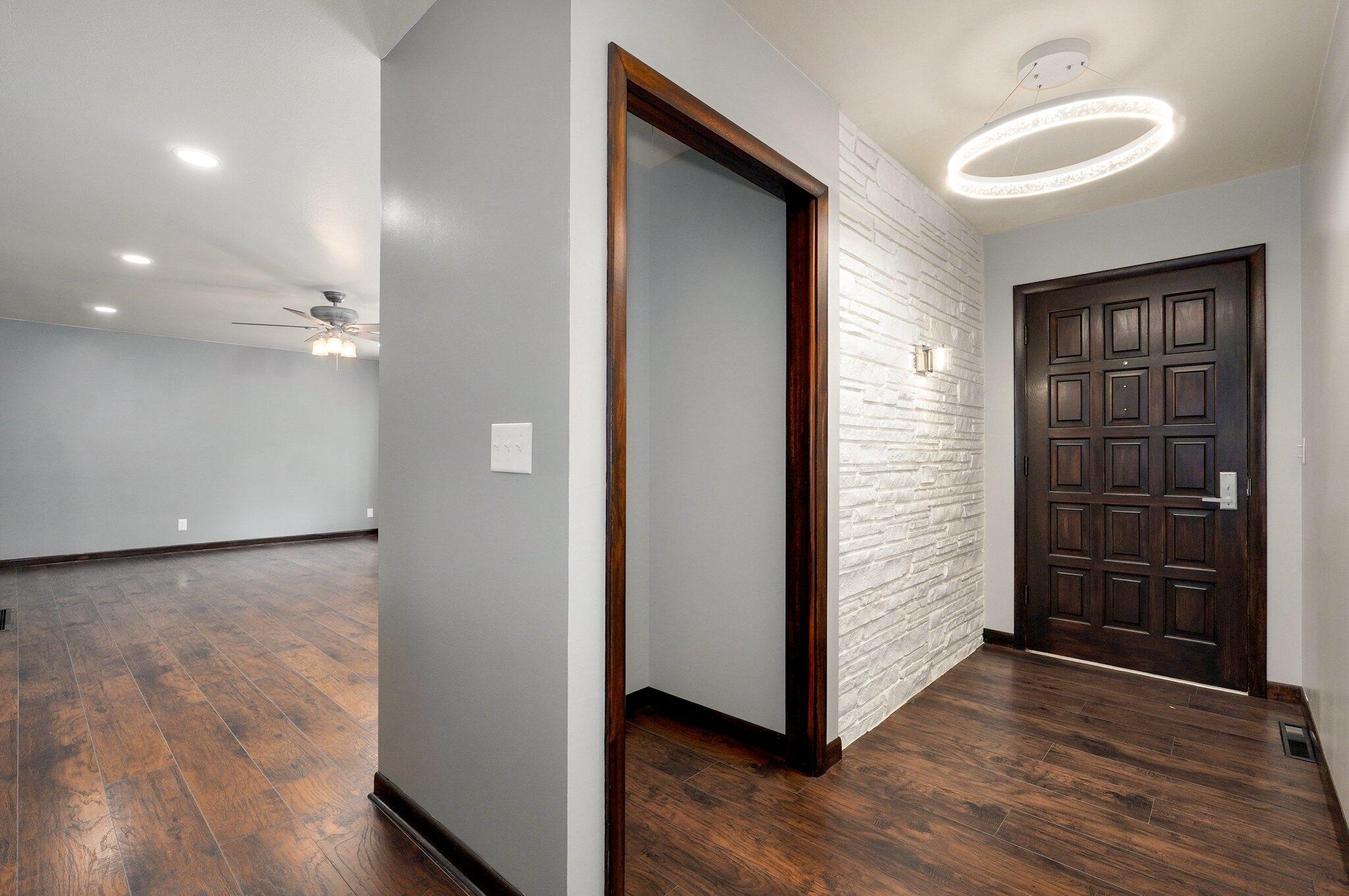 704 King Street Property Photo 11