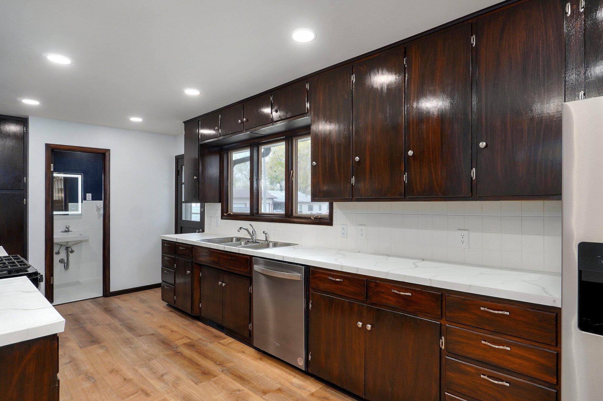 704 King Street Property Photo 16