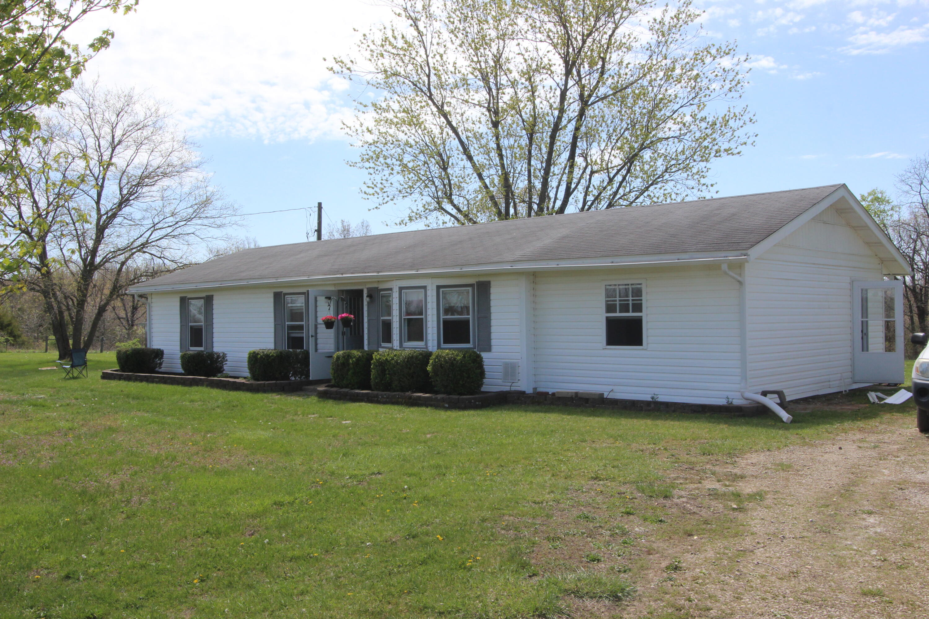 986 Burnett Road Property Photo 2
