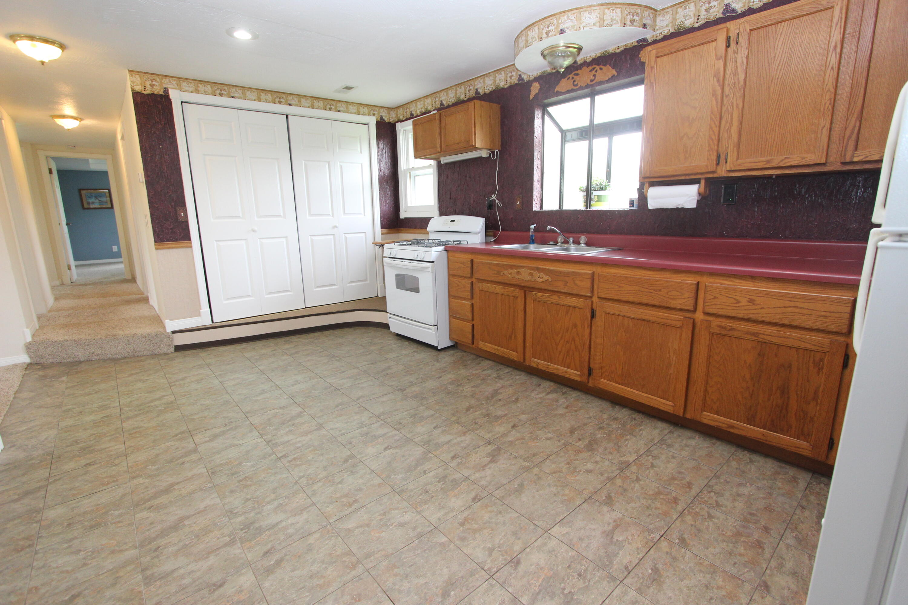 986 Burnett Road Property Photo 8
